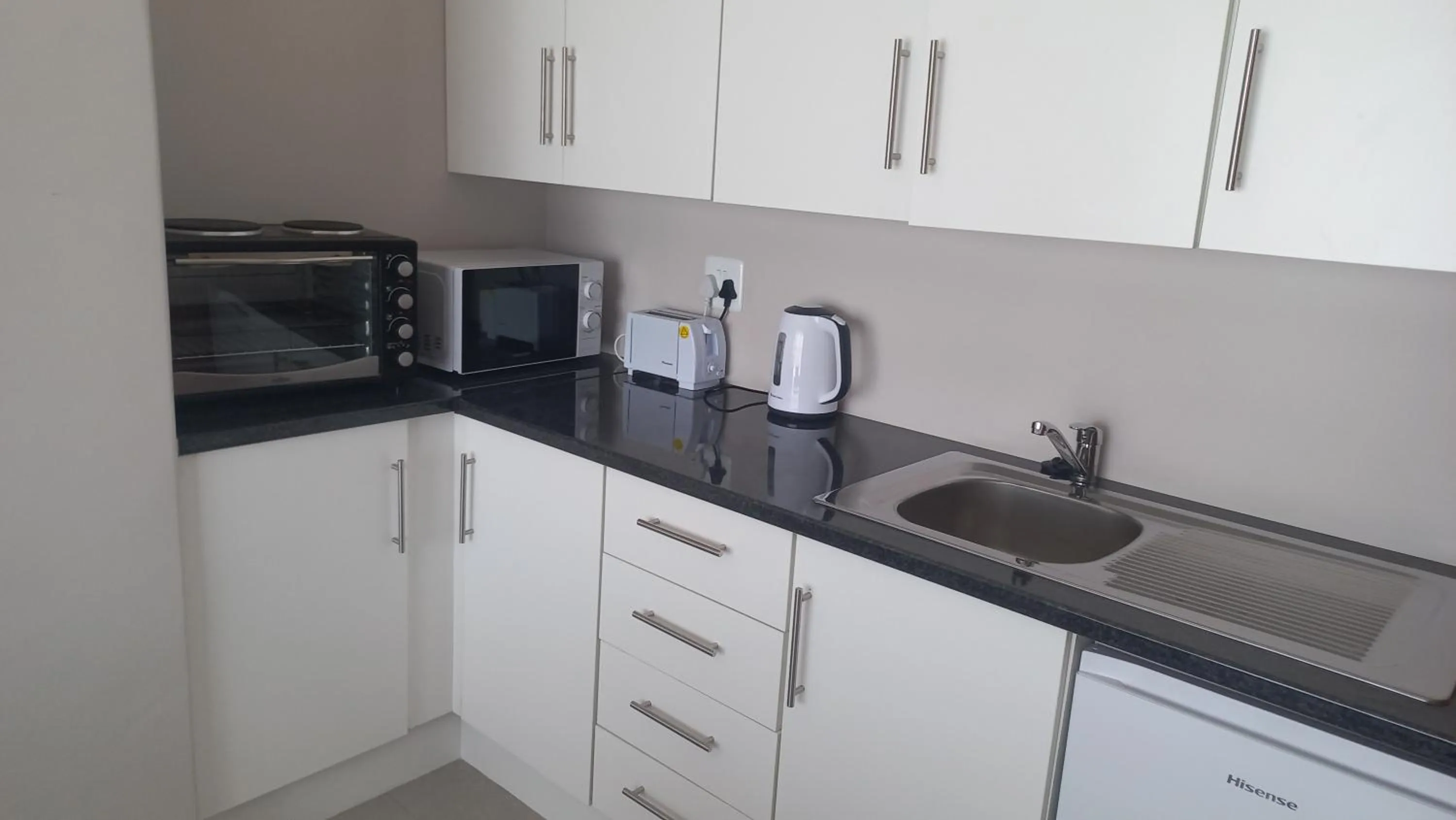 Kitchen or kitchenette in Phoenix Lodge and Waterside Accommodation