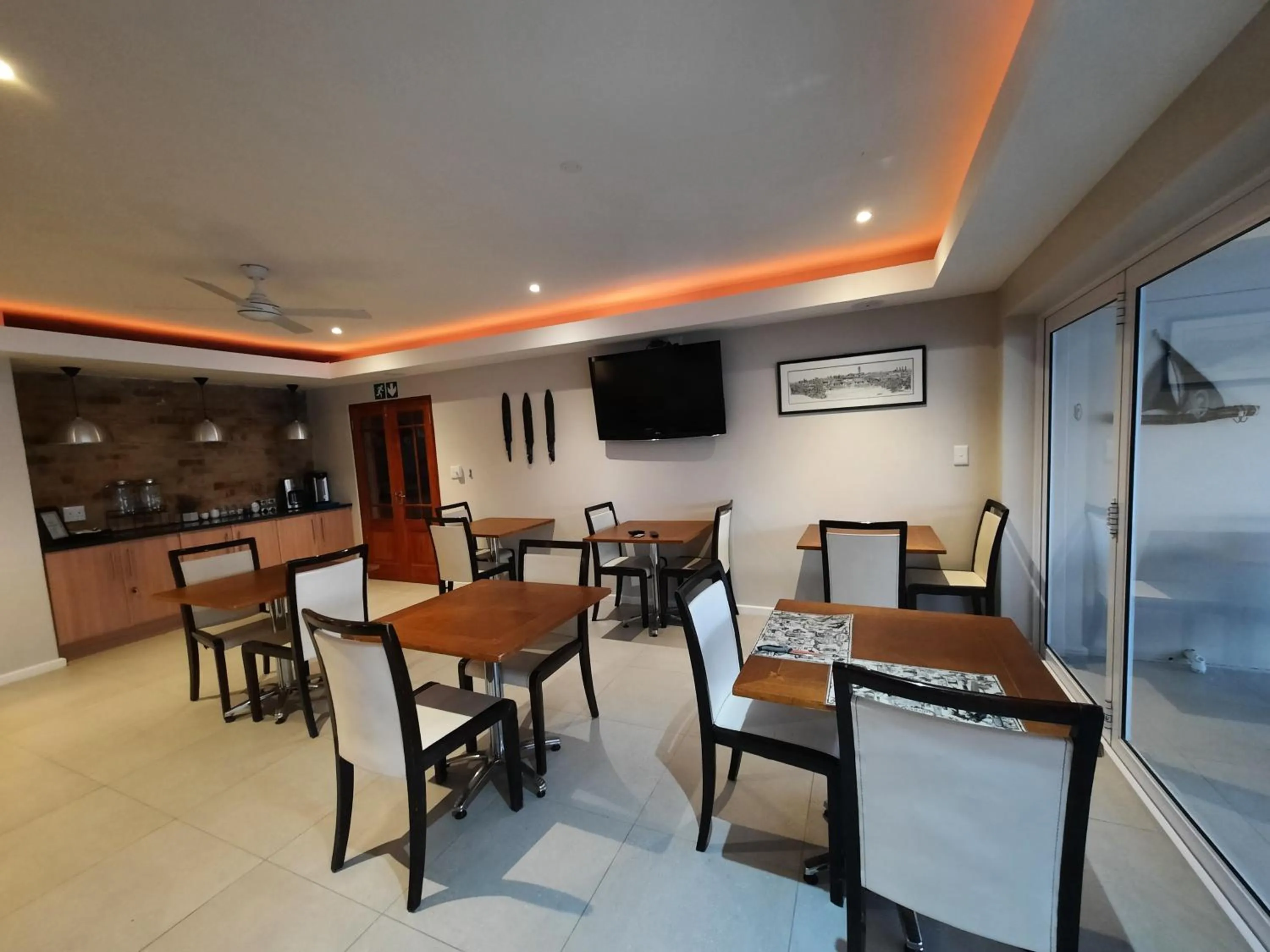 Restaurant/places to eat in Phoenix Lodge and Waterside Accommodation