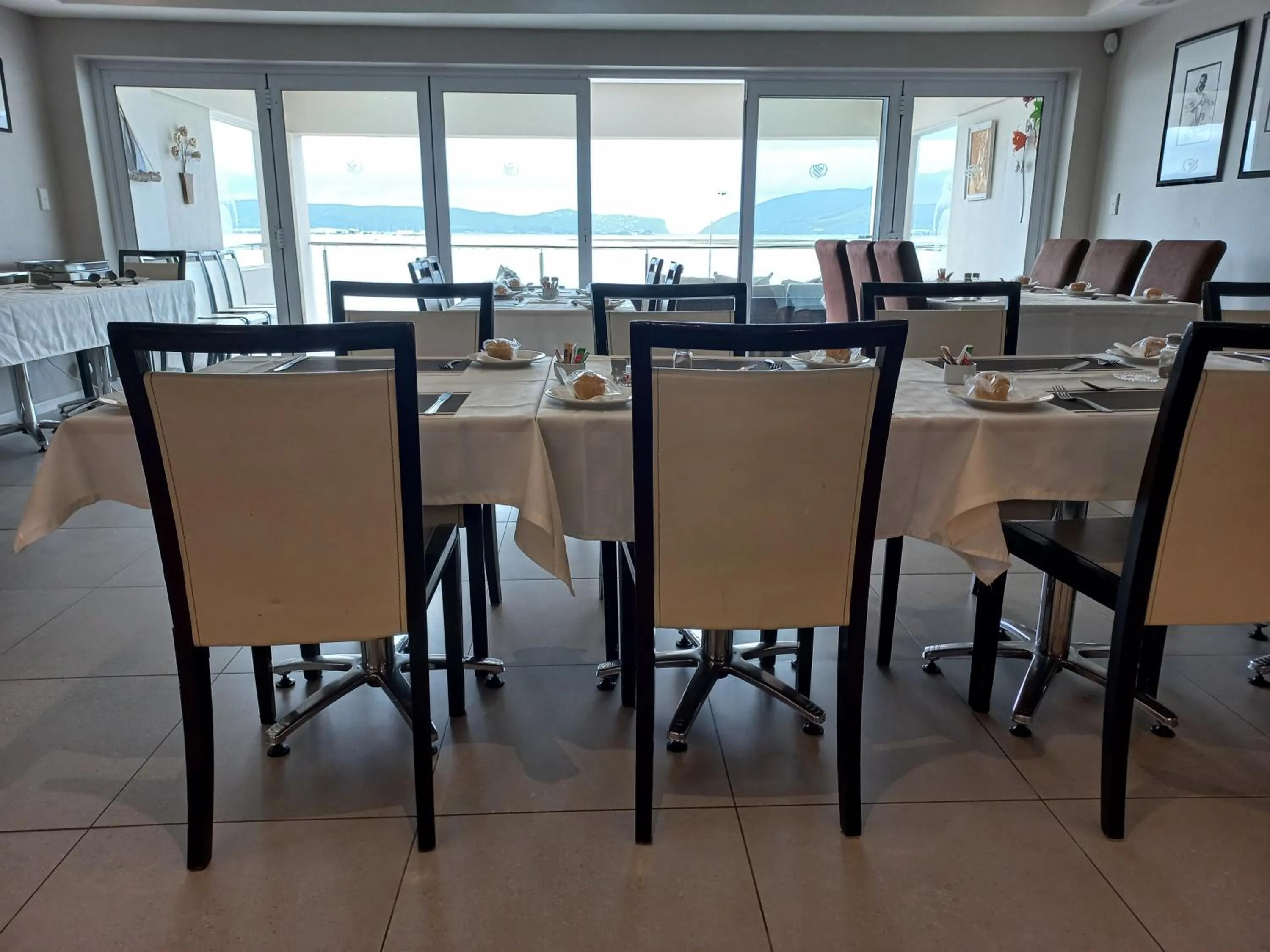 Restaurant/places to eat in Phoenix Lodge and Waterside Accommodation