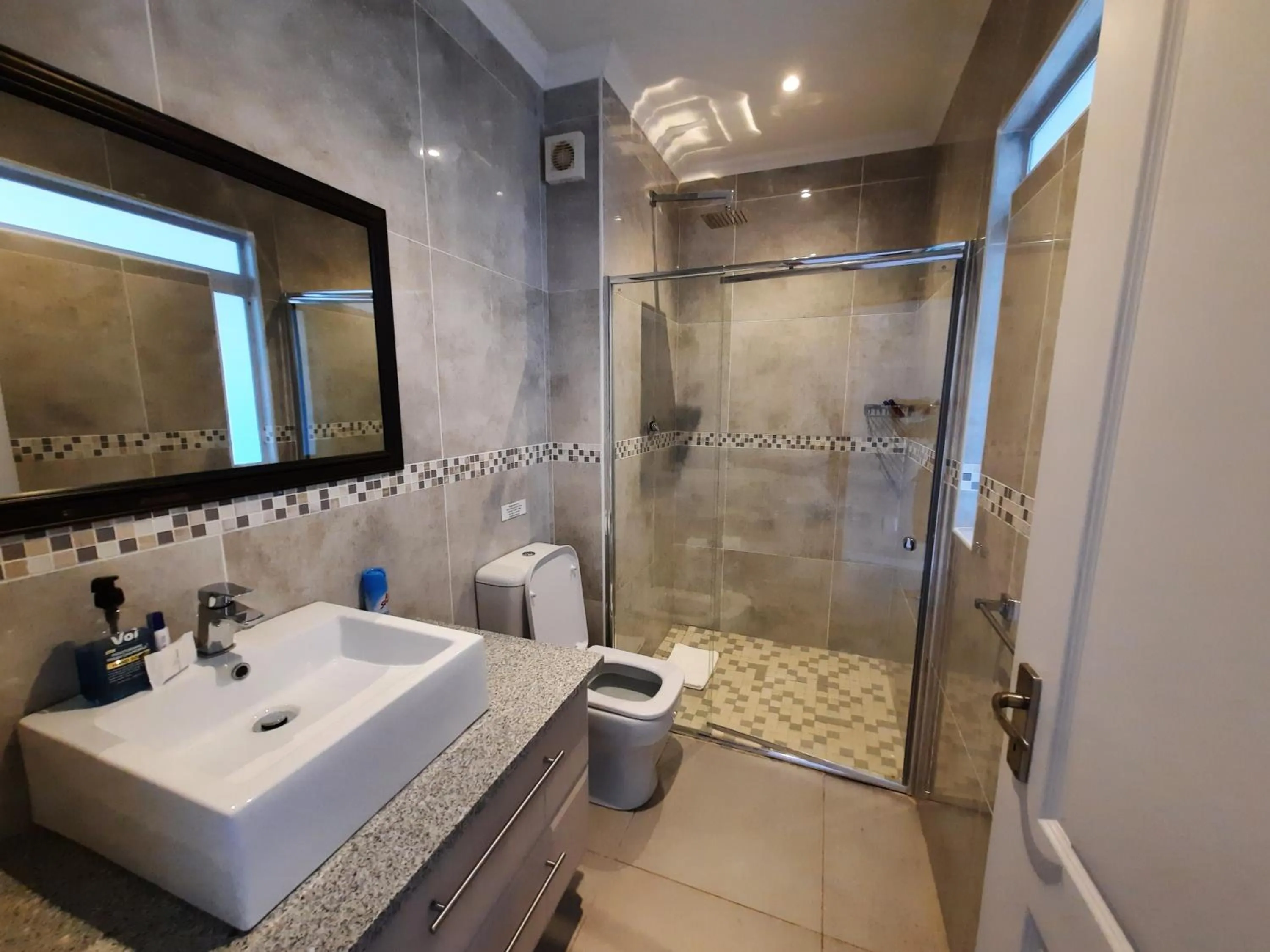 Bathroom in Phoenix Lodge and Waterside Accommodation