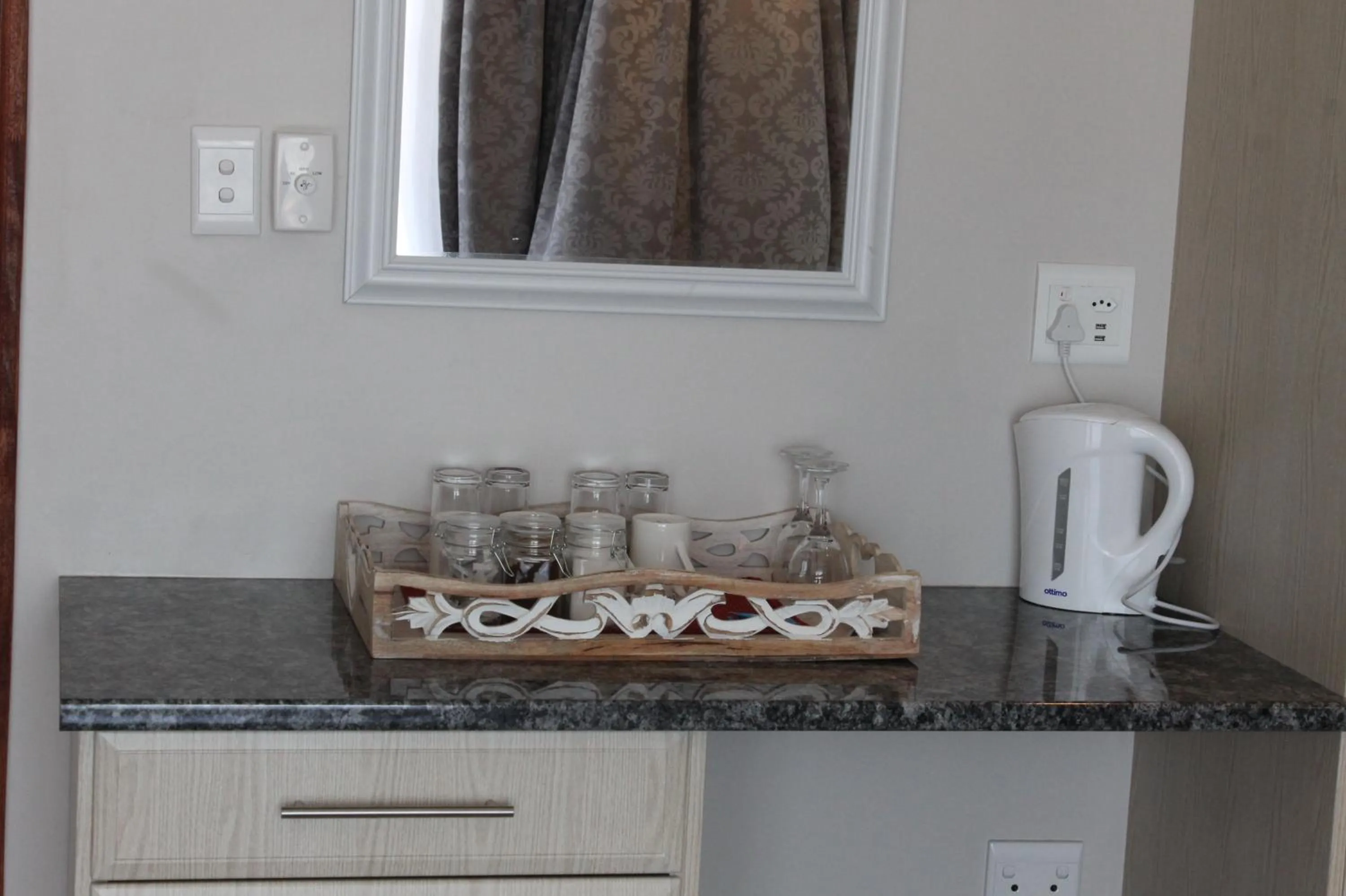 Coffee/tea facilities in Phoenix Lodge and Waterside Accommodation