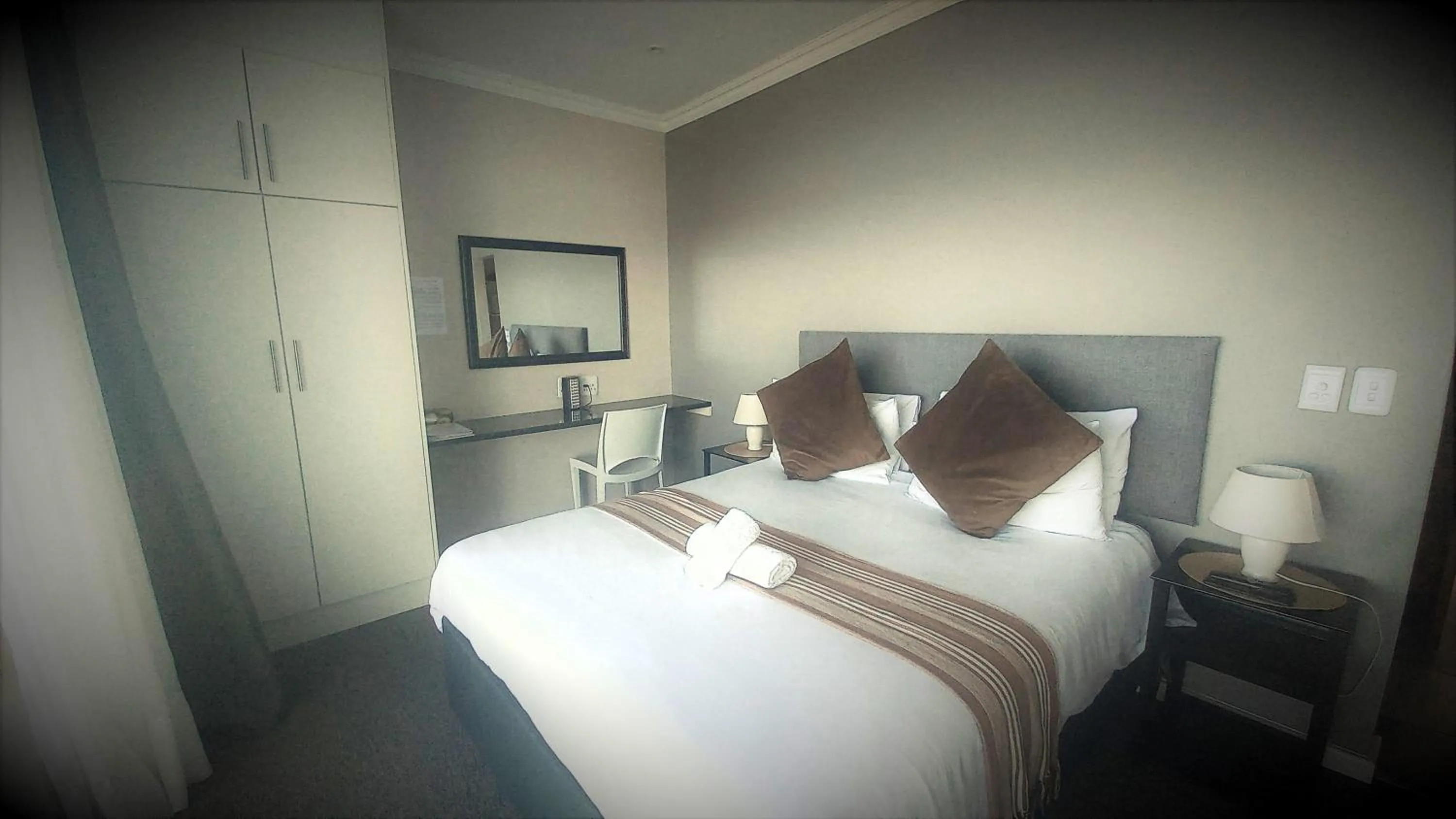 Bedroom, Bed in Phoenix Lodge and Waterside Accommodation