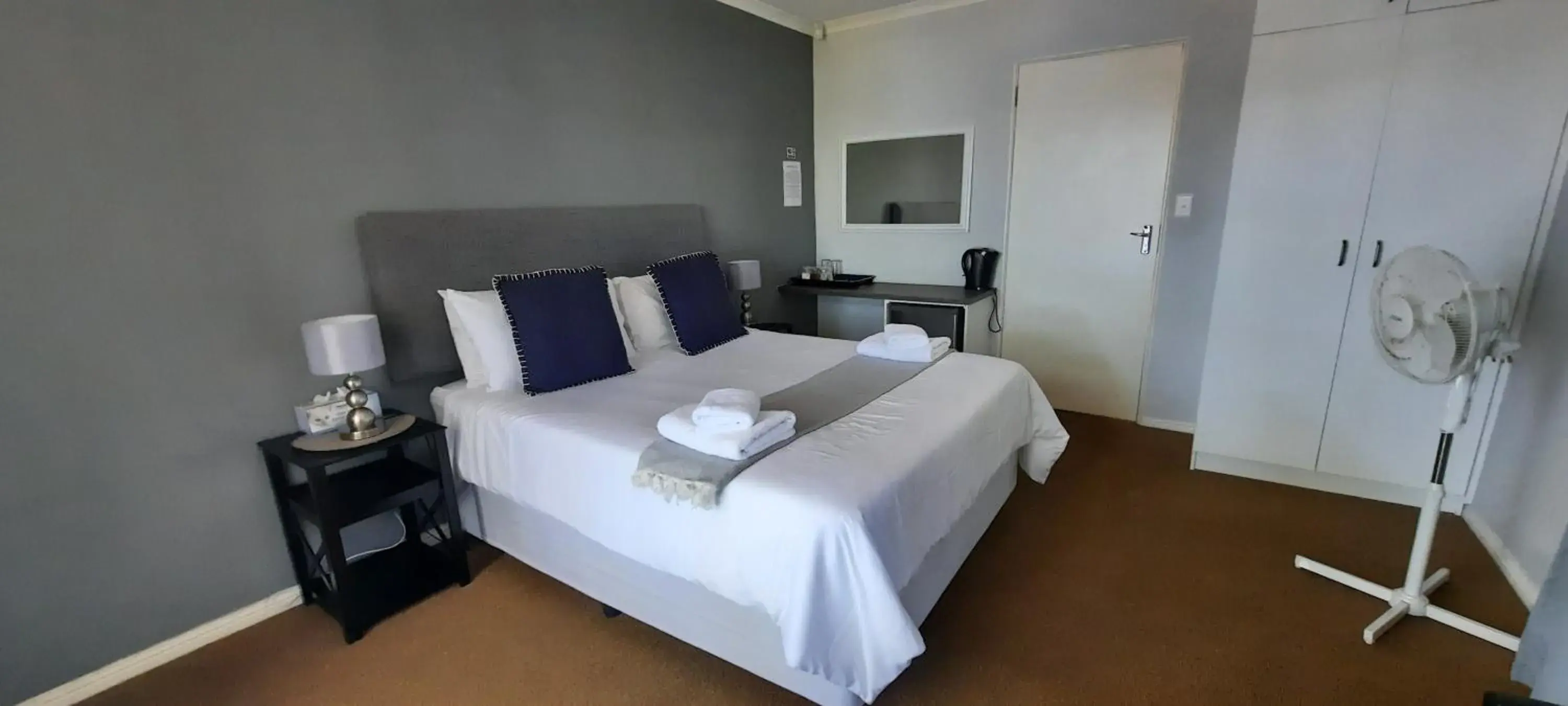 Standard Queen Room - single occupancy in Phoenix Lodge and Waterside Accommodation Standard Queen Room - single occupancy in Phoenix Lodge and Waterside Accommodation