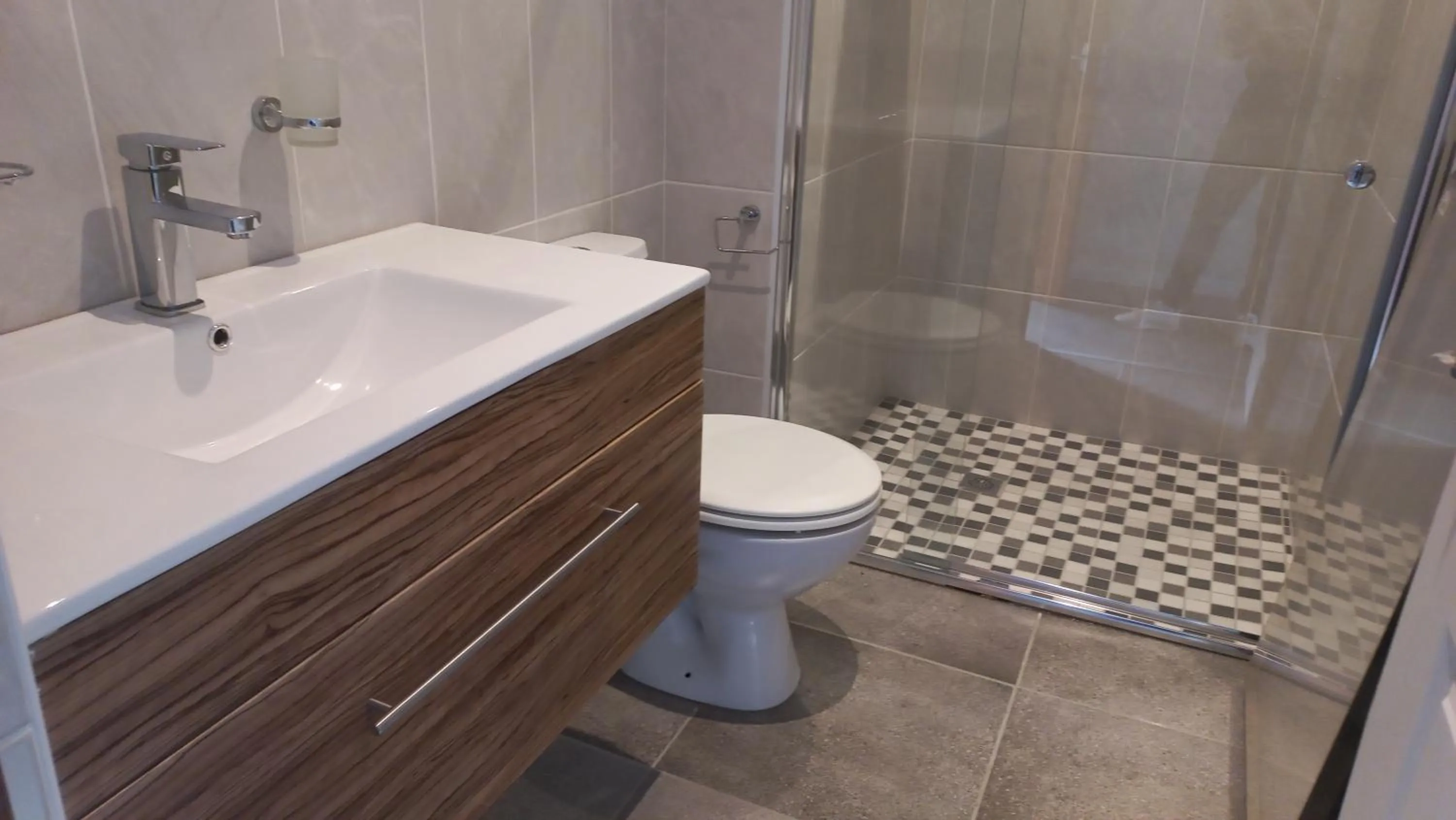 Bathroom in Phoenix Lodge and Waterside Accommodation