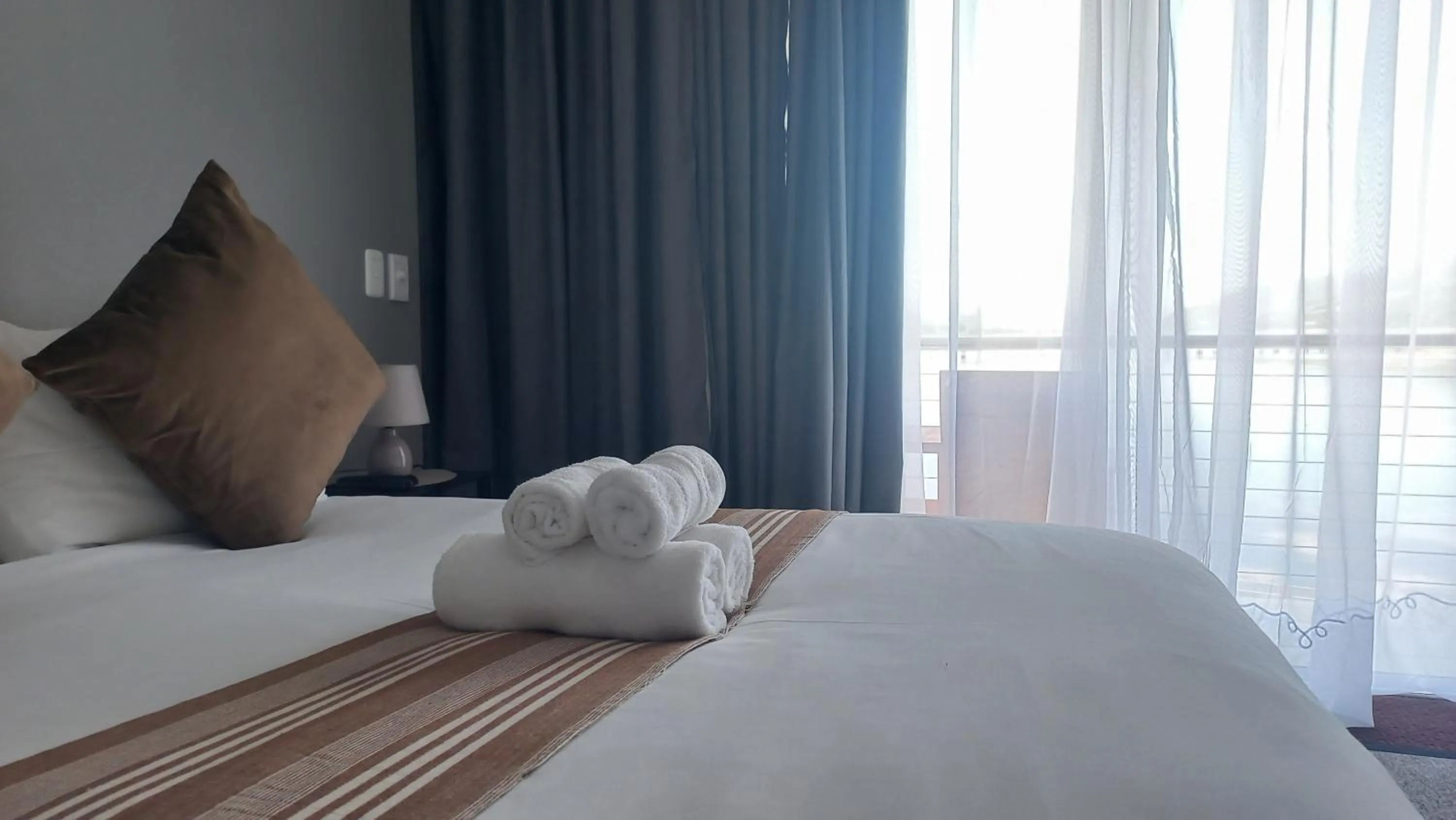 Bedroom, Bed in Phoenix Lodge and Waterside Accommodation