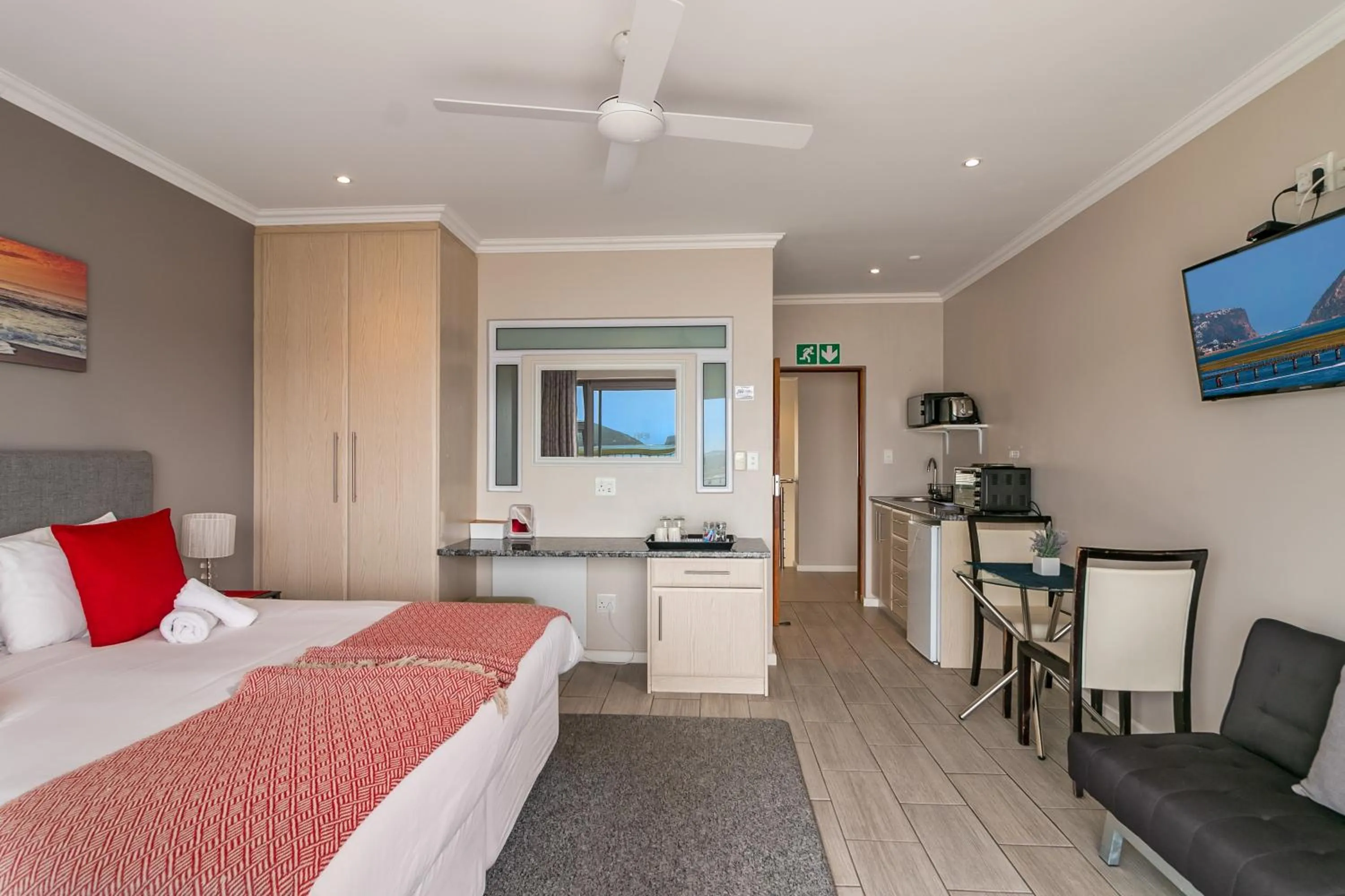 Bedroom, Bed in Phoenix Lodge and Waterside Accommodation