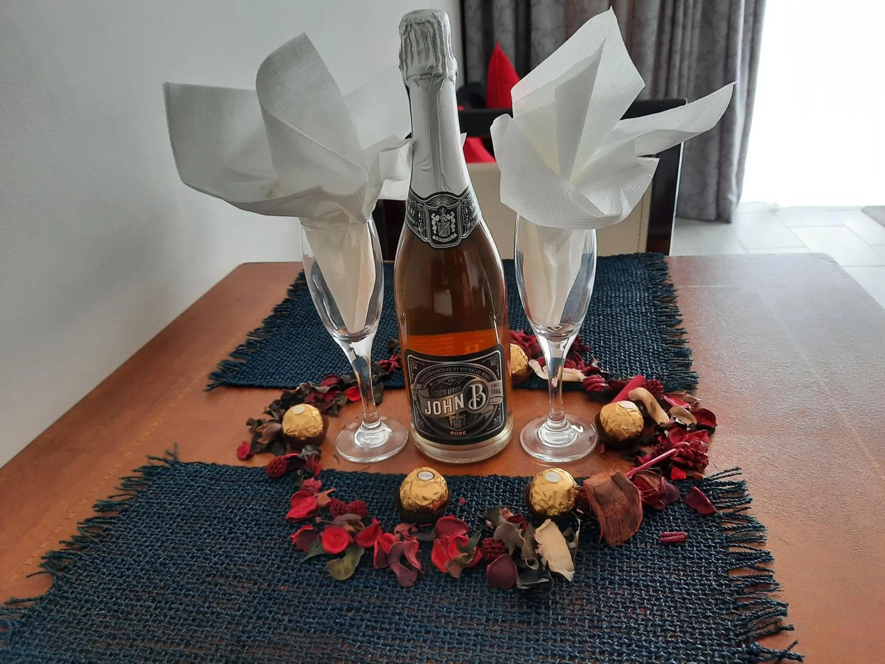 Food and drinks in Phoenix Lodge and Waterside Accommodation