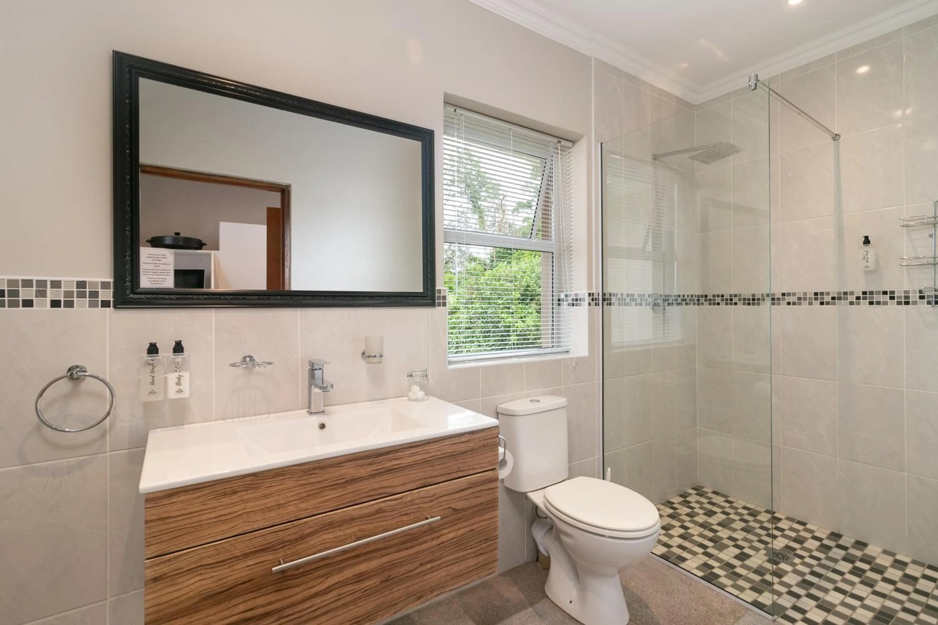 Bathroom in Phoenix Lodge and Waterside Accommodation