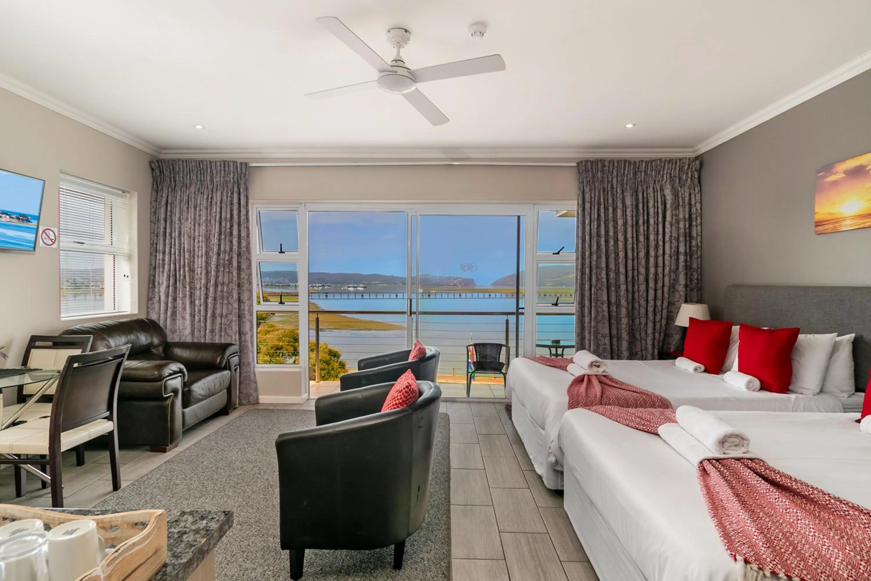 Bedroom, Bed in Phoenix Lodge and Waterside Accommodation