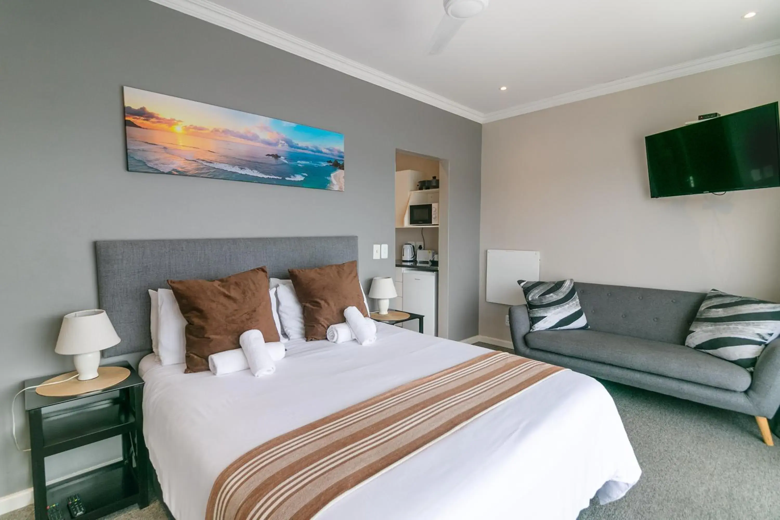Deluxe Queen Studio - single occupancy in Phoenix Lodge and Waterside Accommodation Deluxe Queen Studio - single occupancy in Phoenix Lodge and Waterside Accommodation