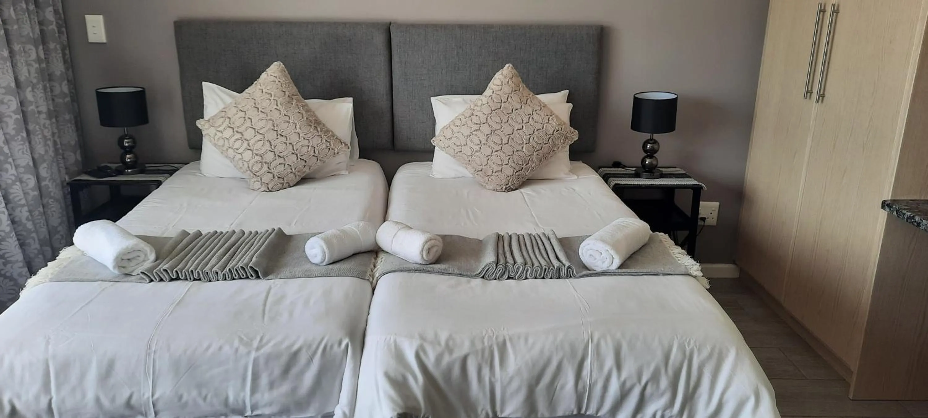 Bedroom, Bed in Phoenix Lodge and Waterside Accommodation