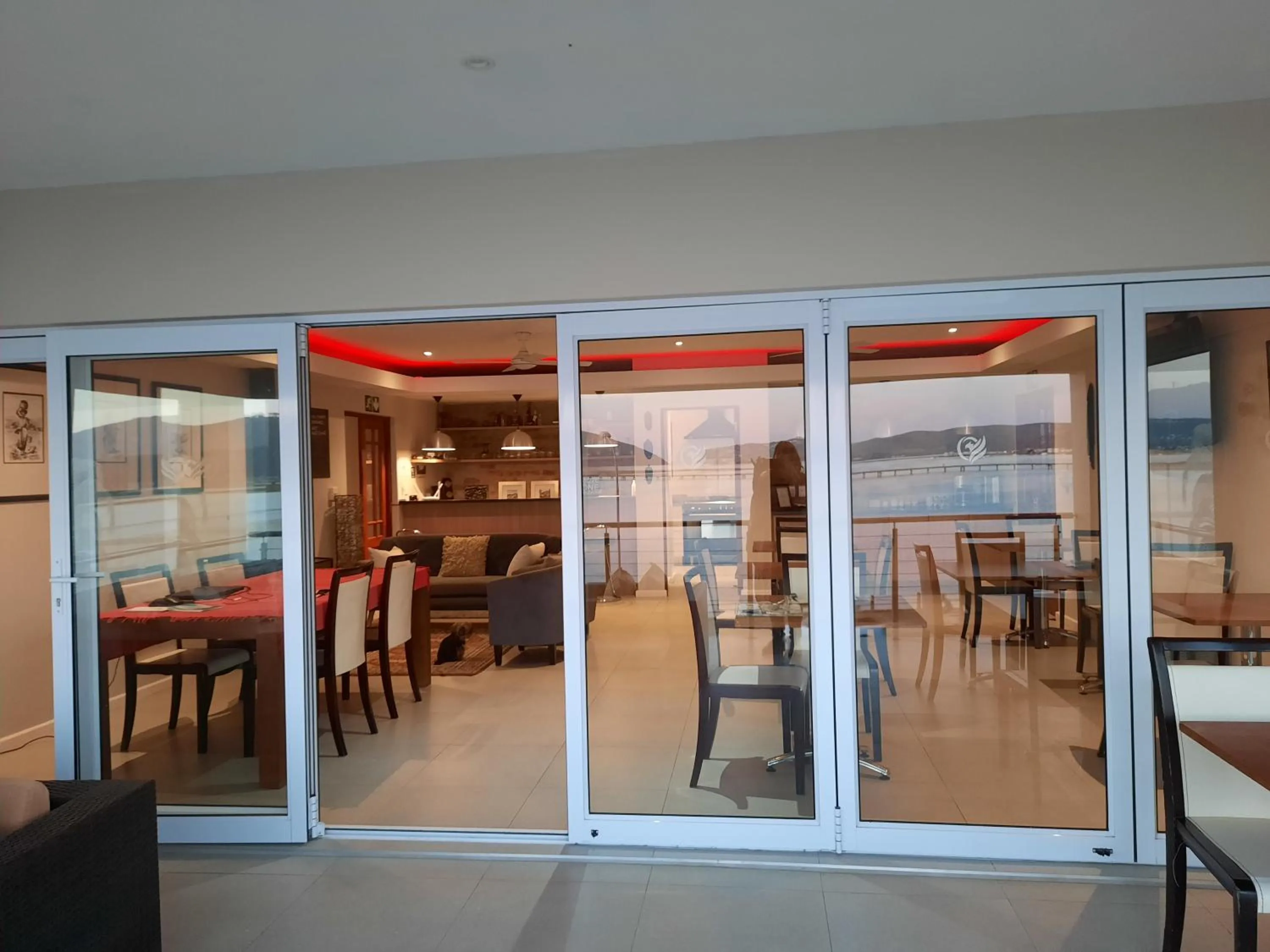 Restaurant/places to eat in Phoenix Lodge and Waterside Accommodation