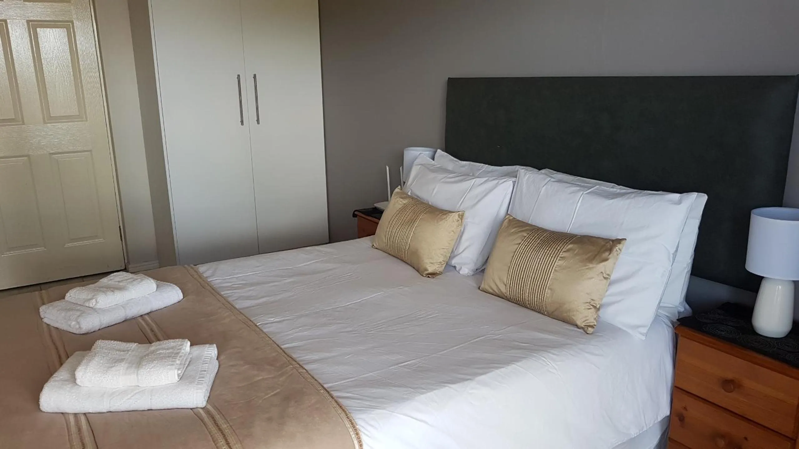 Bedroom, Bed in Phoenix Lodge and Waterside Accommodation