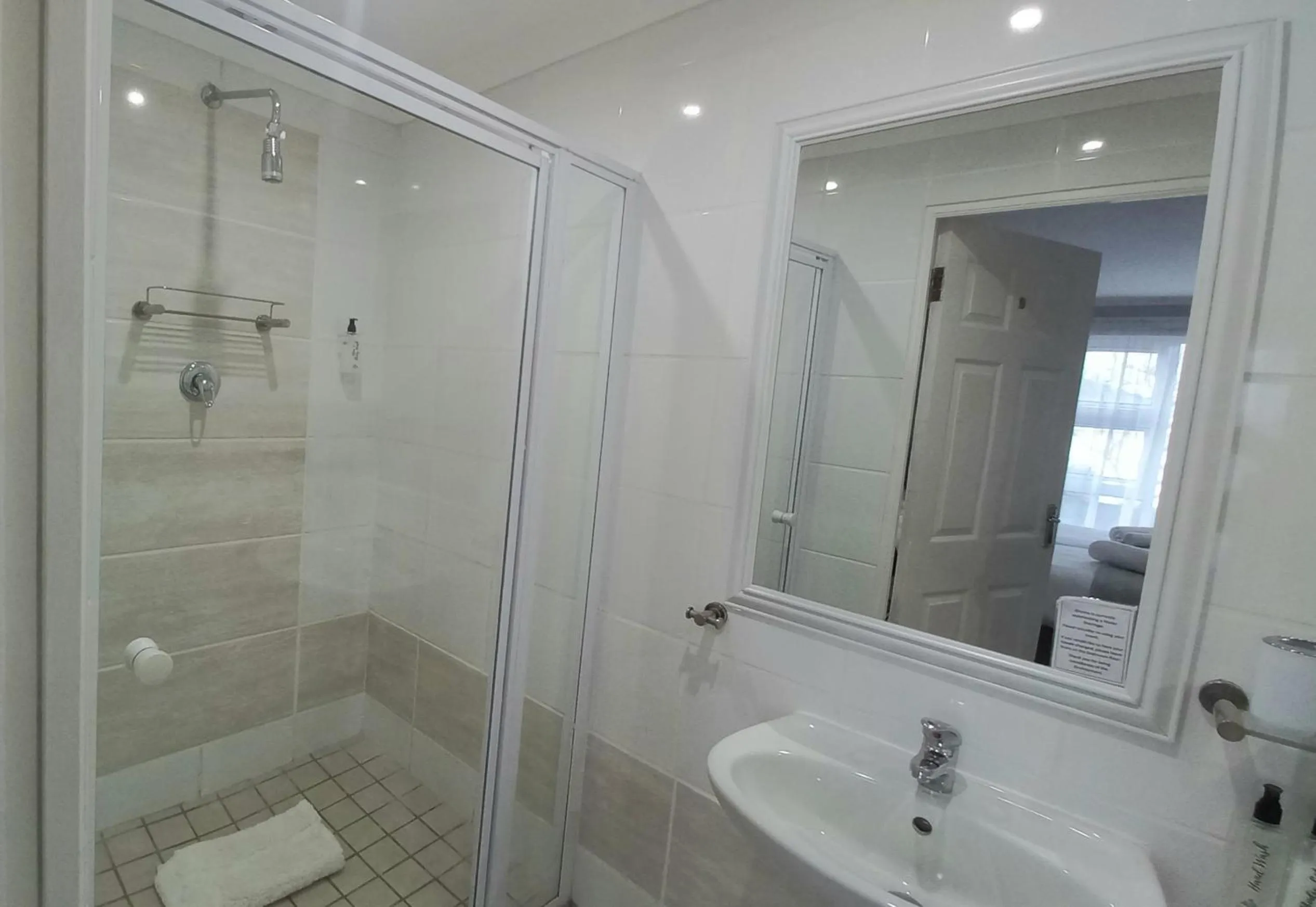 Bathroom in Phoenix Lodge and Waterside Accommodation