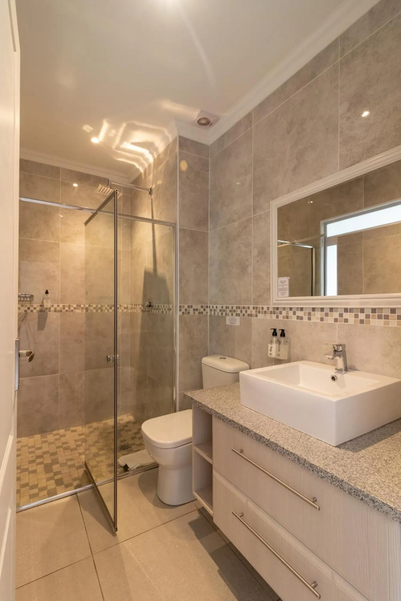 Bathroom in Phoenix Lodge and Waterside Accommodation