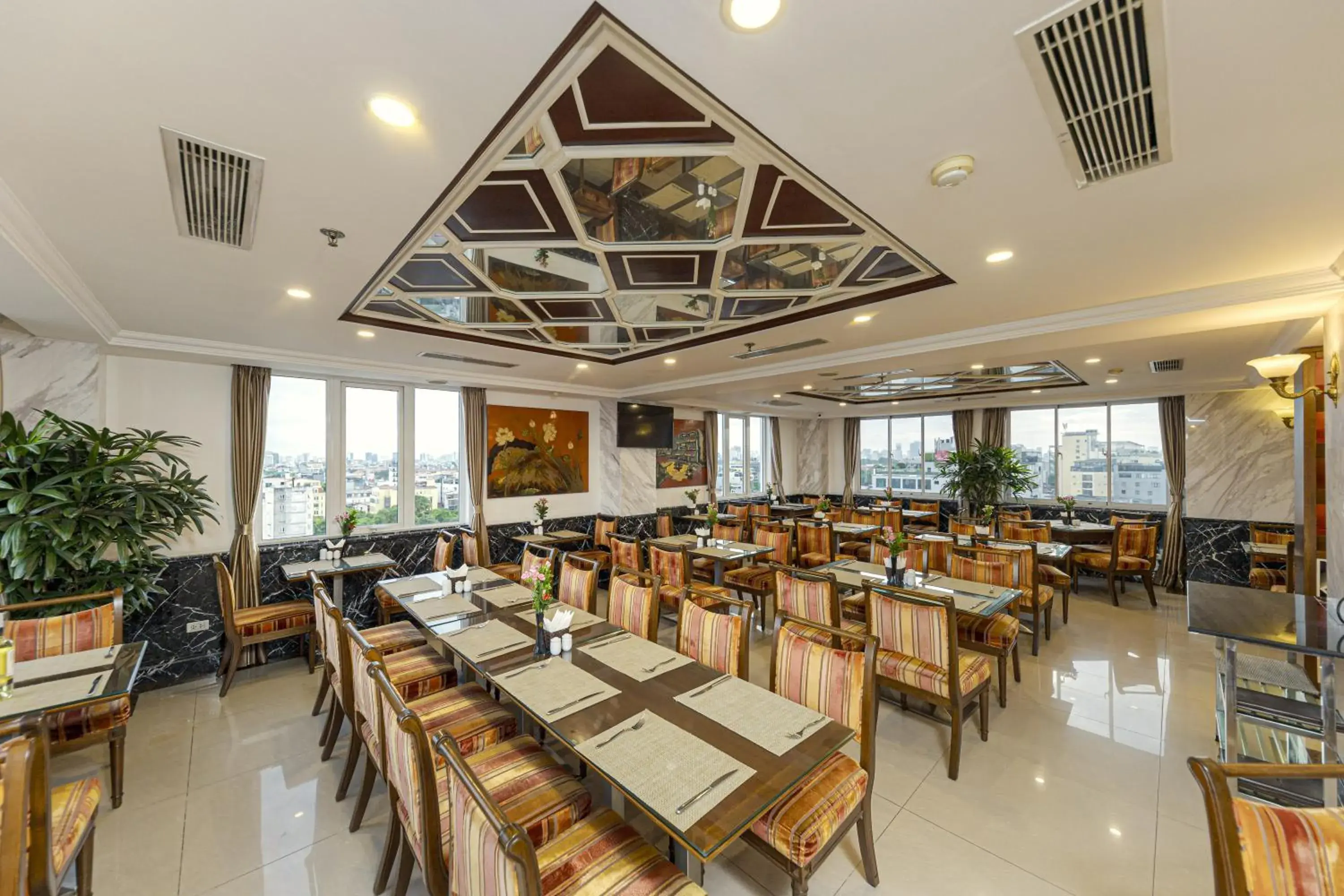 Restaurant/places to eat in Chalcedony Grand Hotel Restaurant/places to eat in Chalcedony Grand Hotel