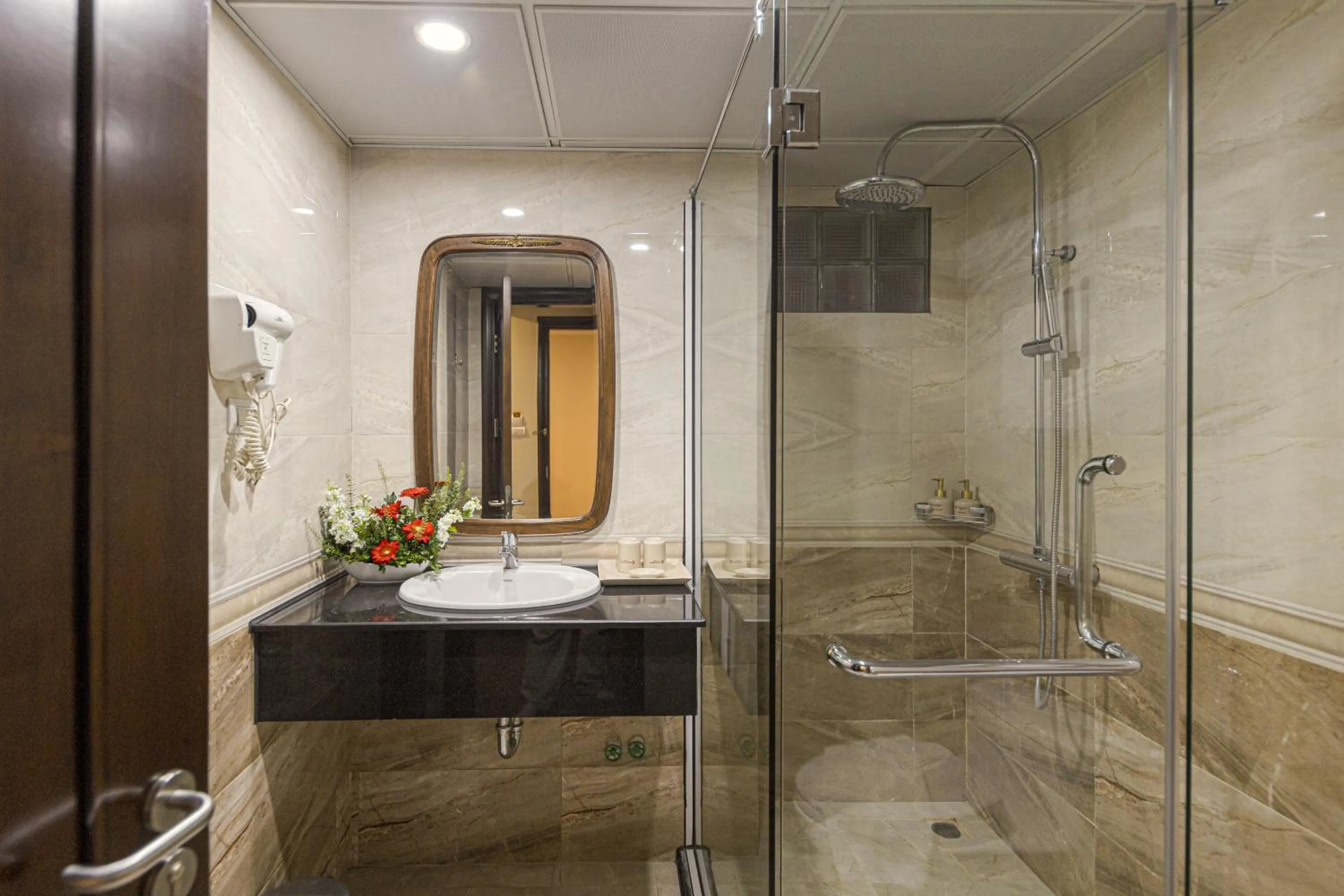 Shower in Chalcedony Grand Hotel