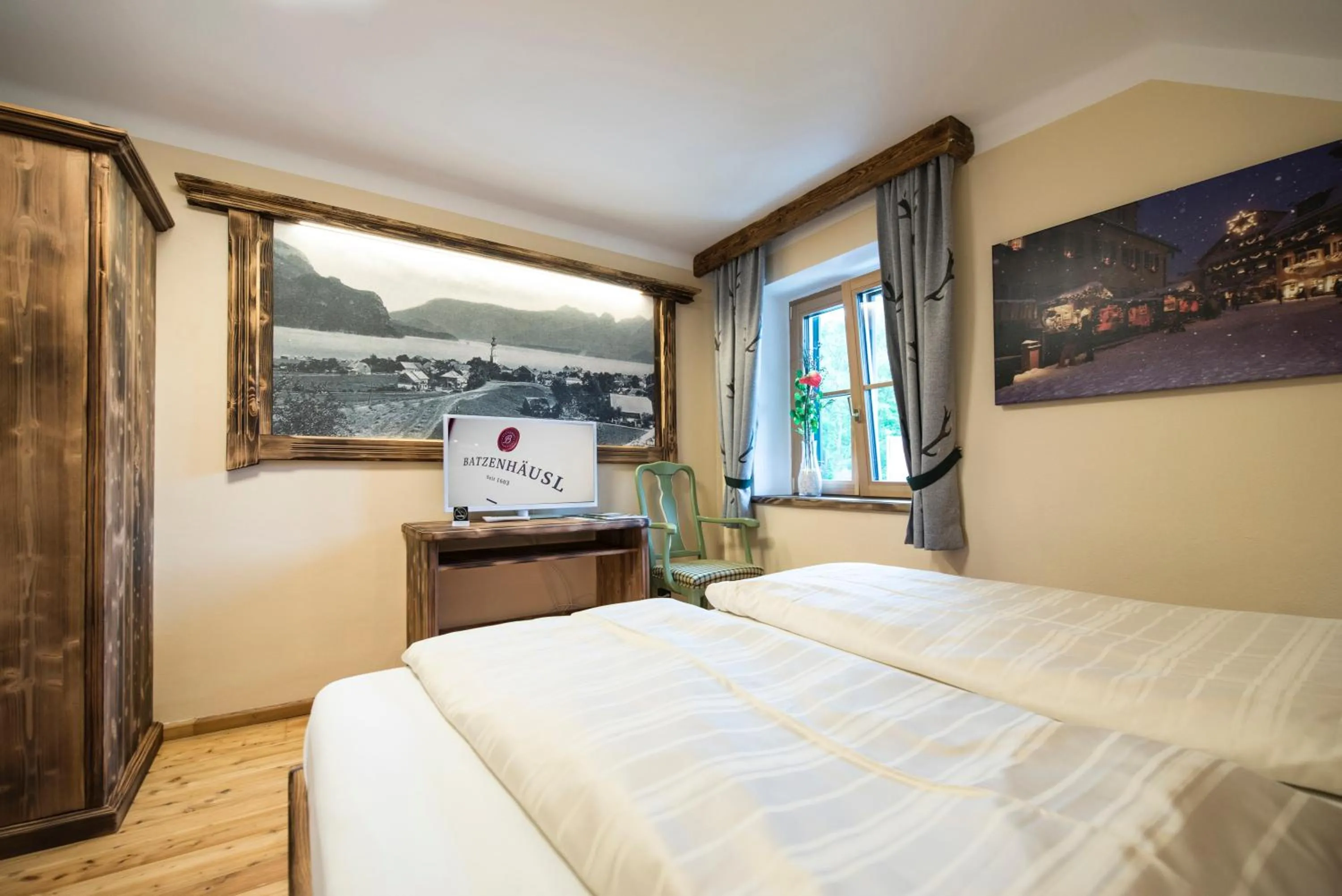 Photo of the whole room, Bed in Landgasthof & Restaurant Batzenhäusl
