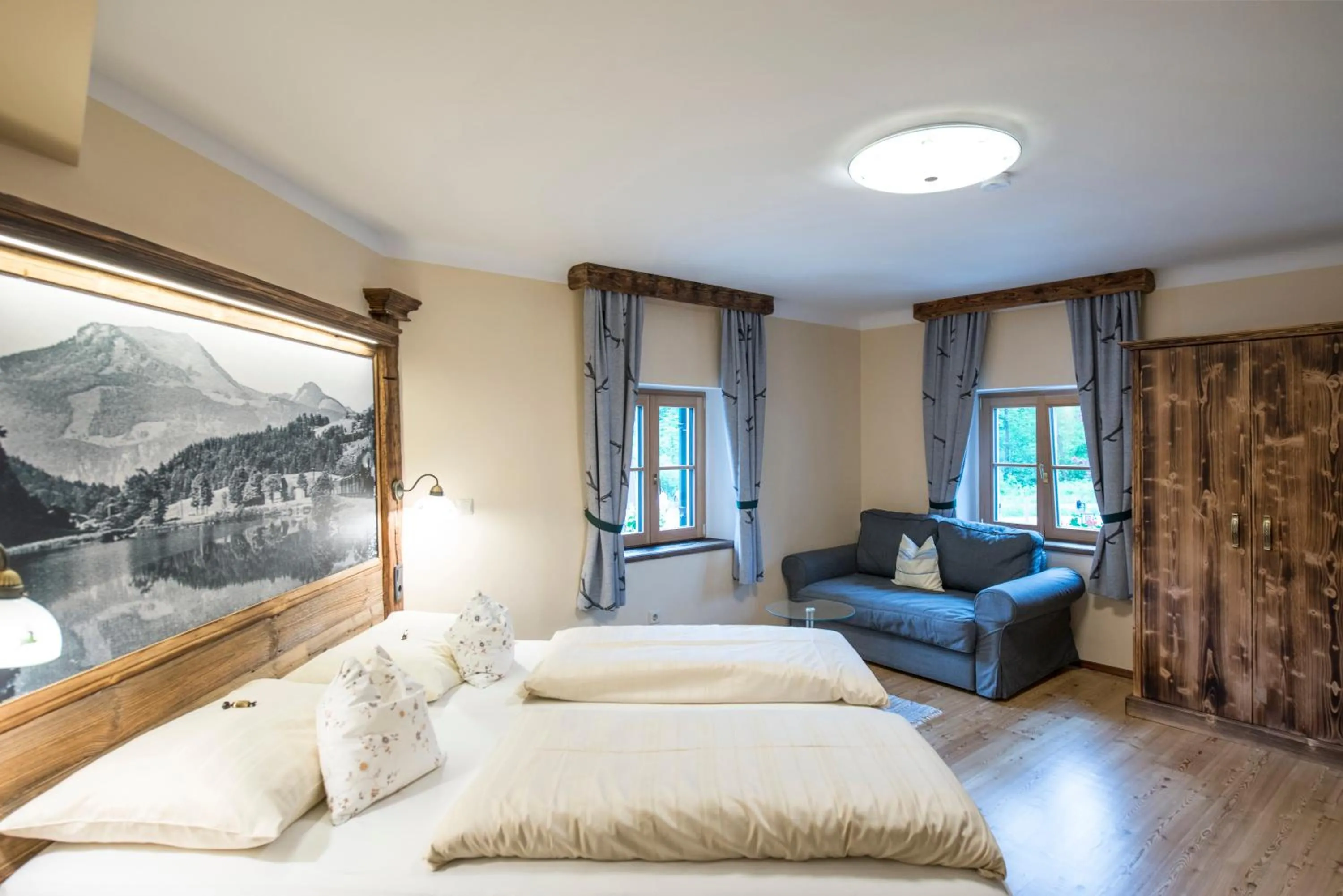 Photo of the whole room, Bed in Landgasthof & Restaurant Batzenhäusl