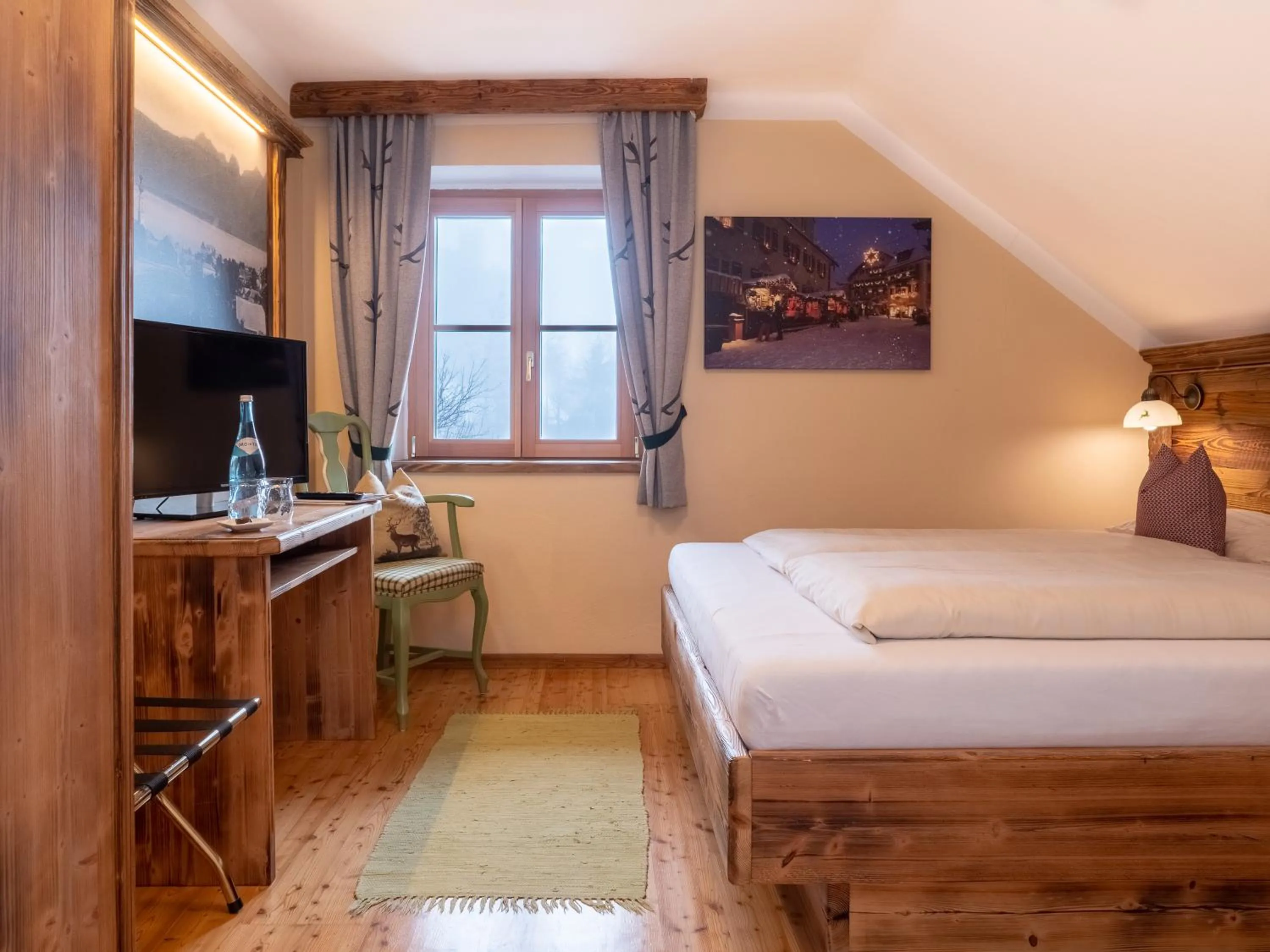 Bed in Landgasthof & Restaurant Batzenhäusl