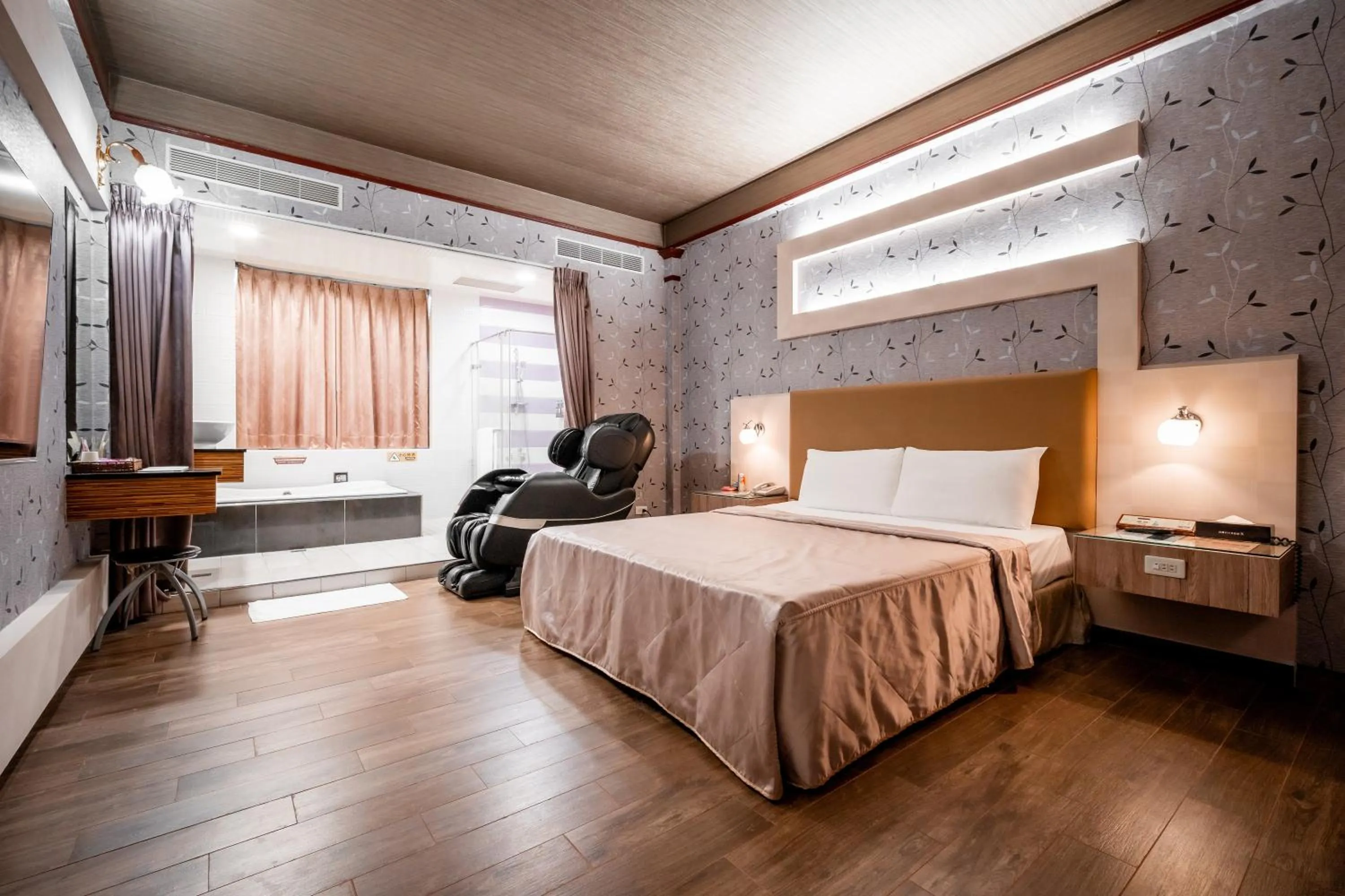 Photo of the whole room, Bed in Holland Village Motel