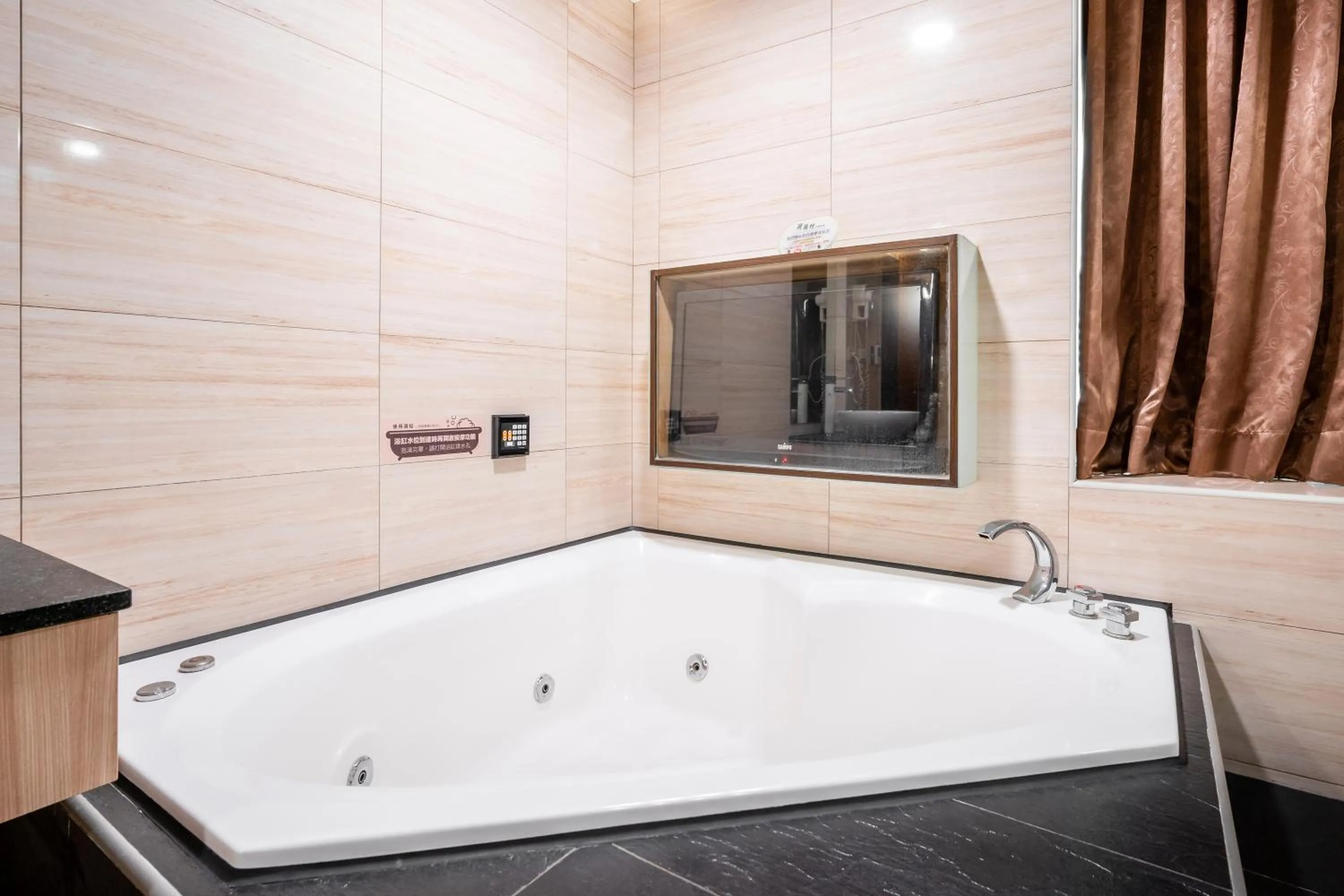 Hot Tub in Holland Village Motel