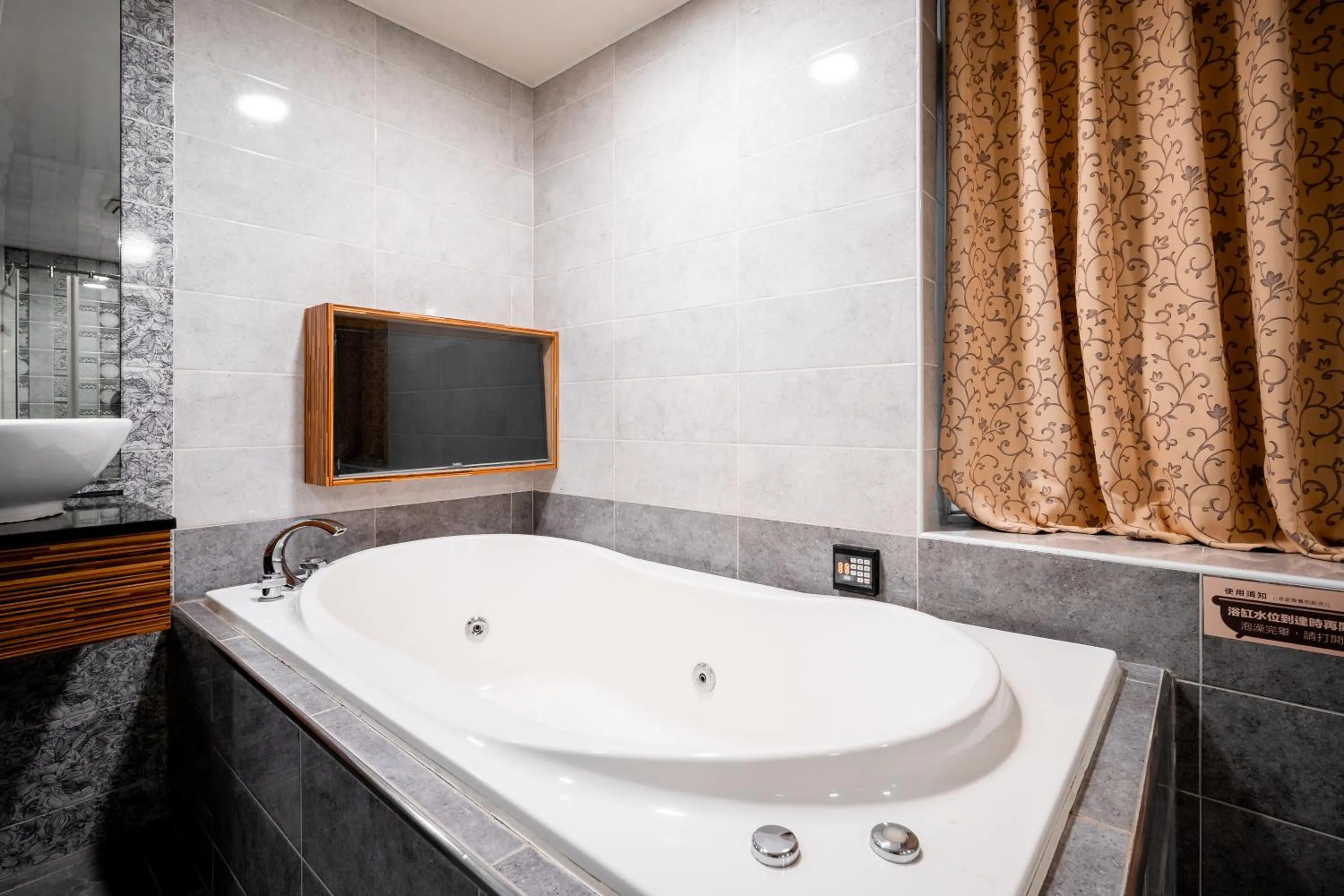 Hot Tub in Holland Village Motel