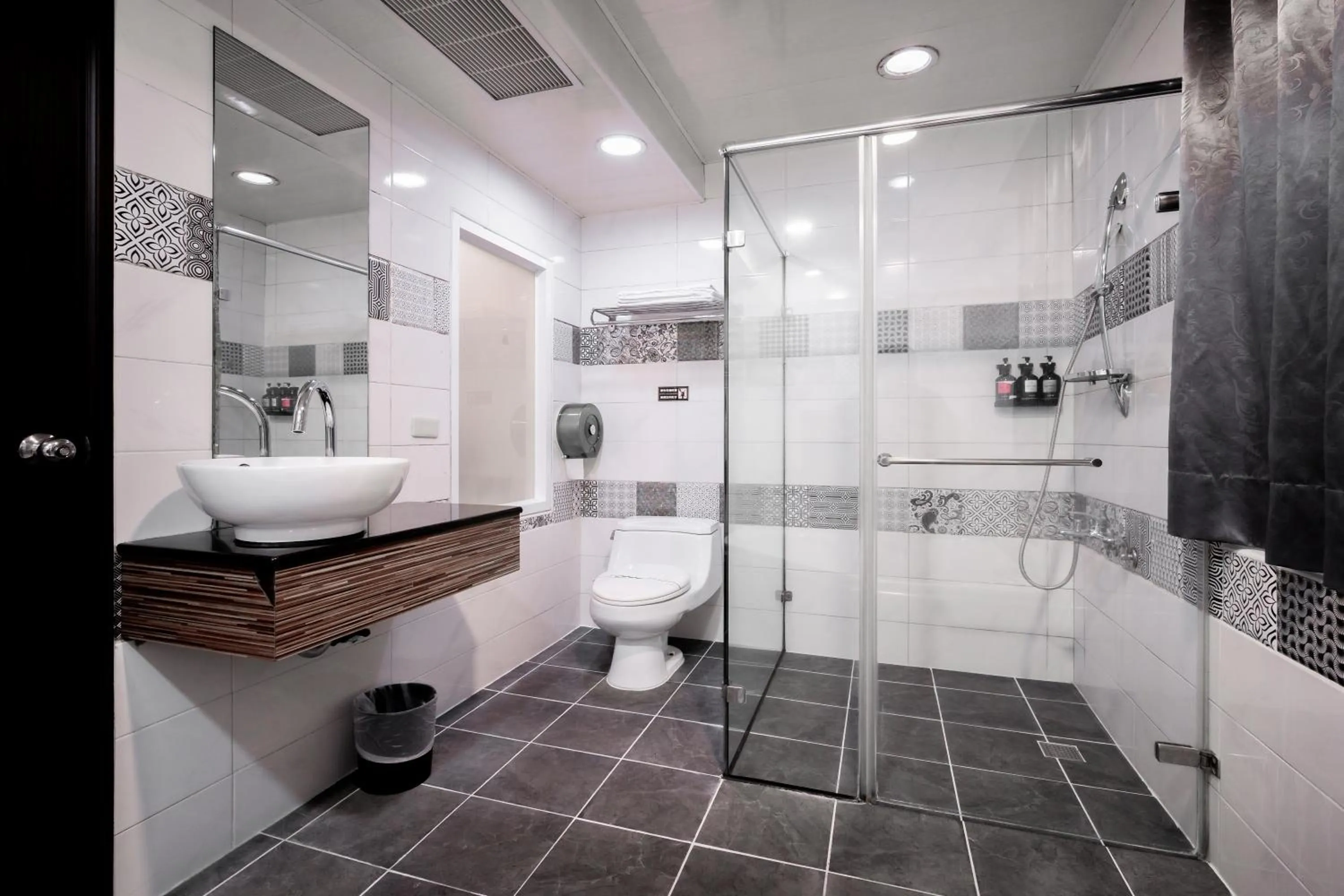 Shower in Holland Village Motel