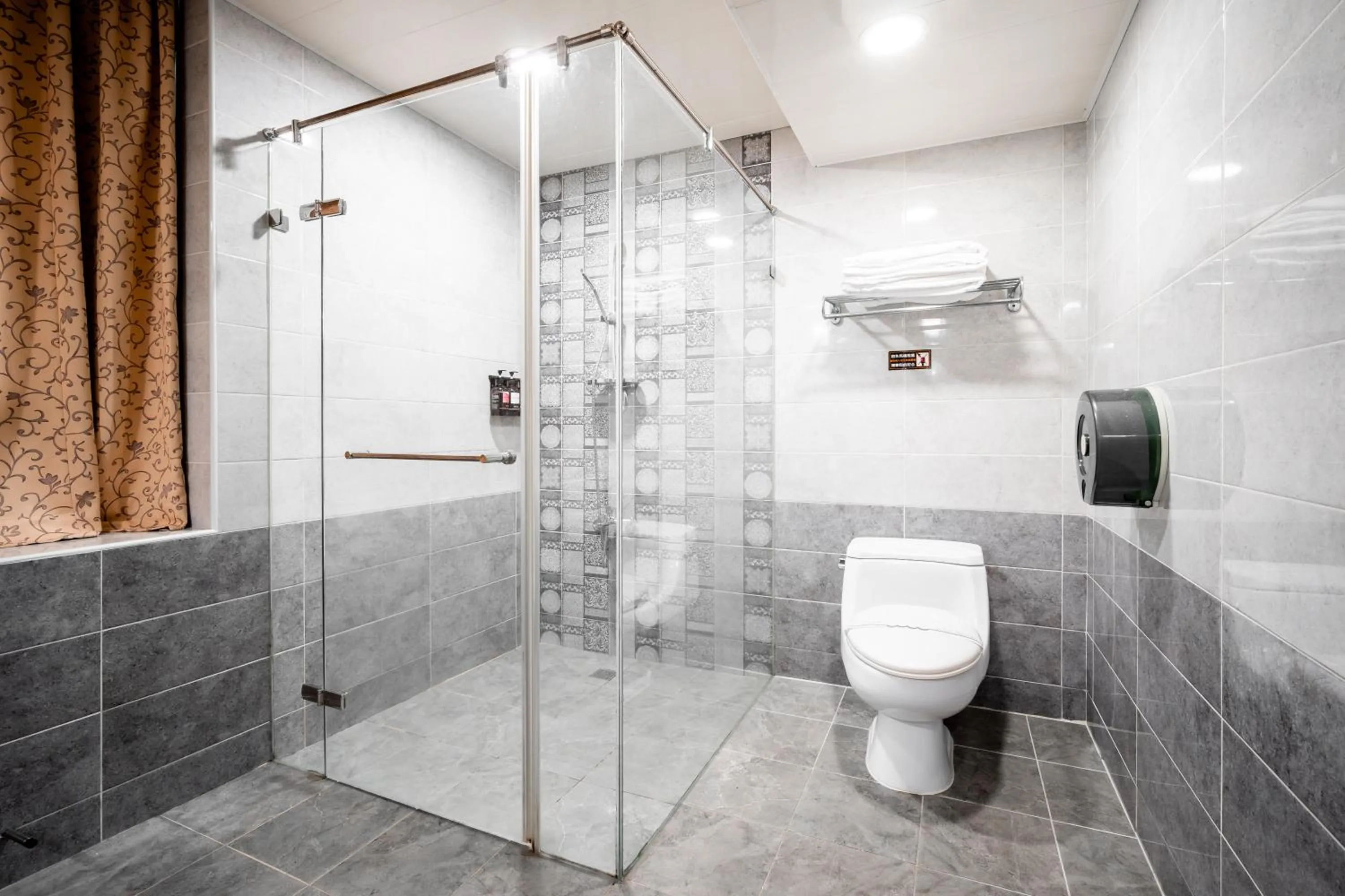 Shower in Holland Village Motel