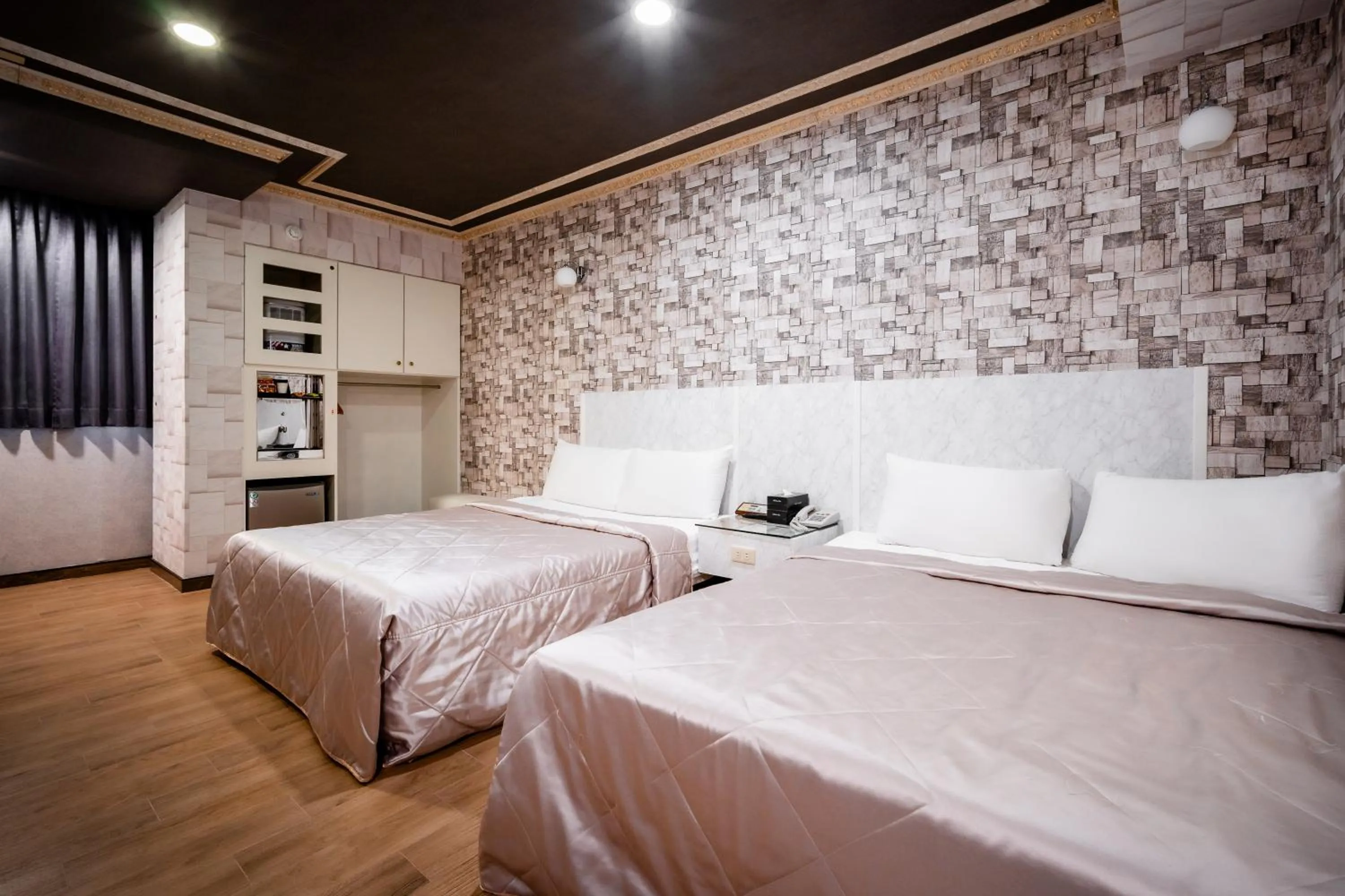 Photo of the whole room, Bed in Holland Village Motel