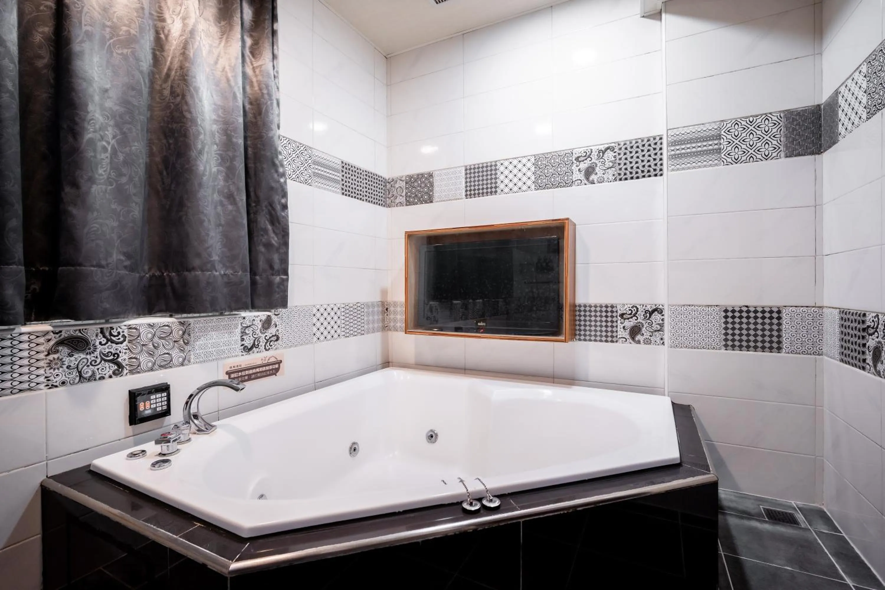 Hot Tub in Holland Village Motel