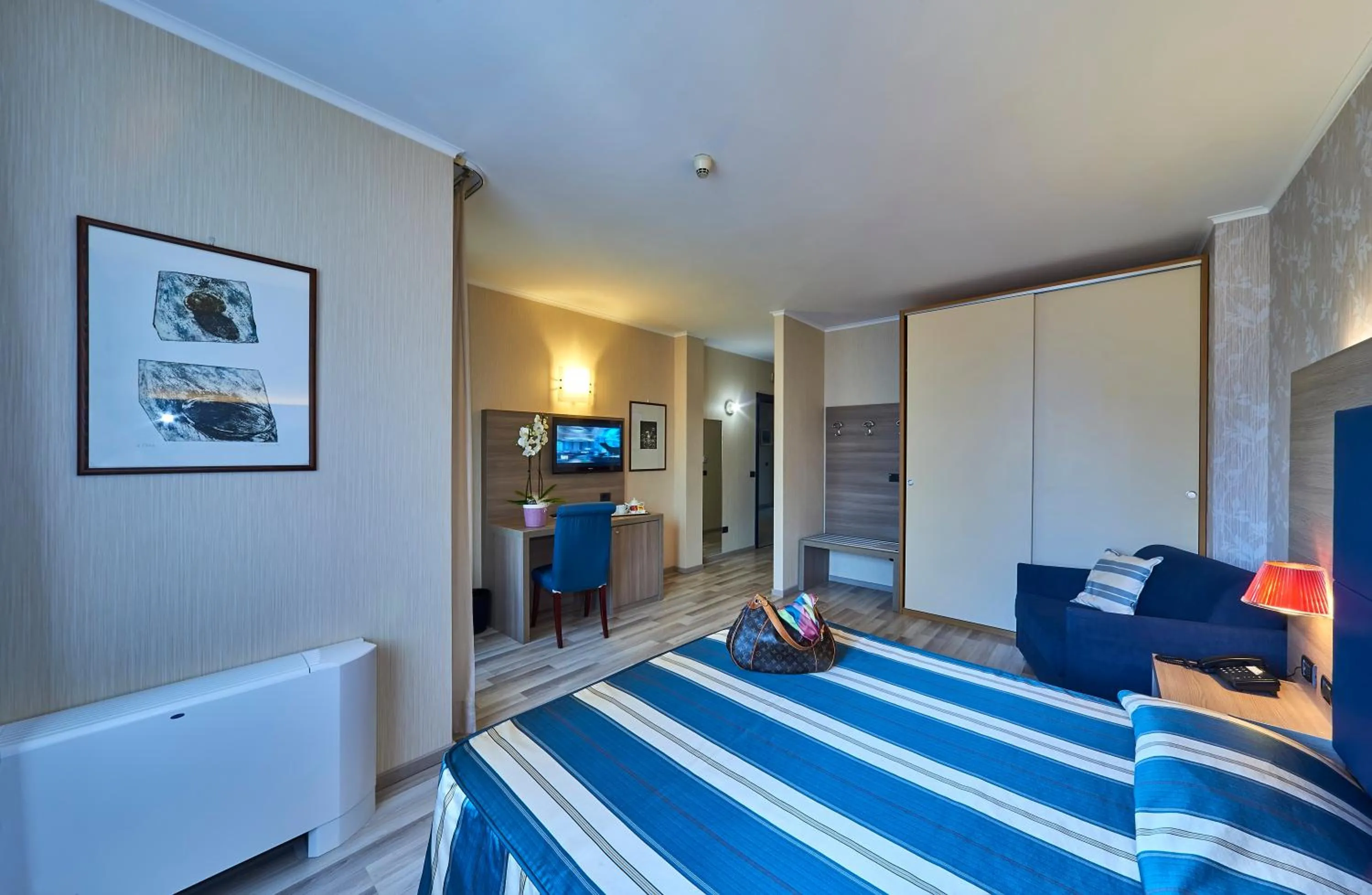 Lake view, Bed in Hotel Alberi