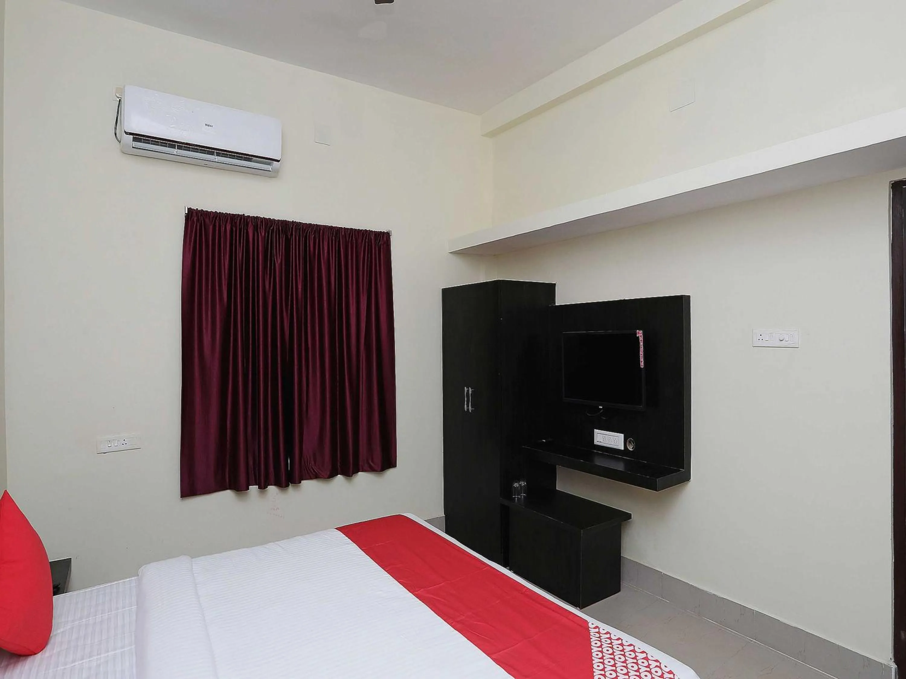 Facade/entrance, Bed in Hotel O The Countryside Resort