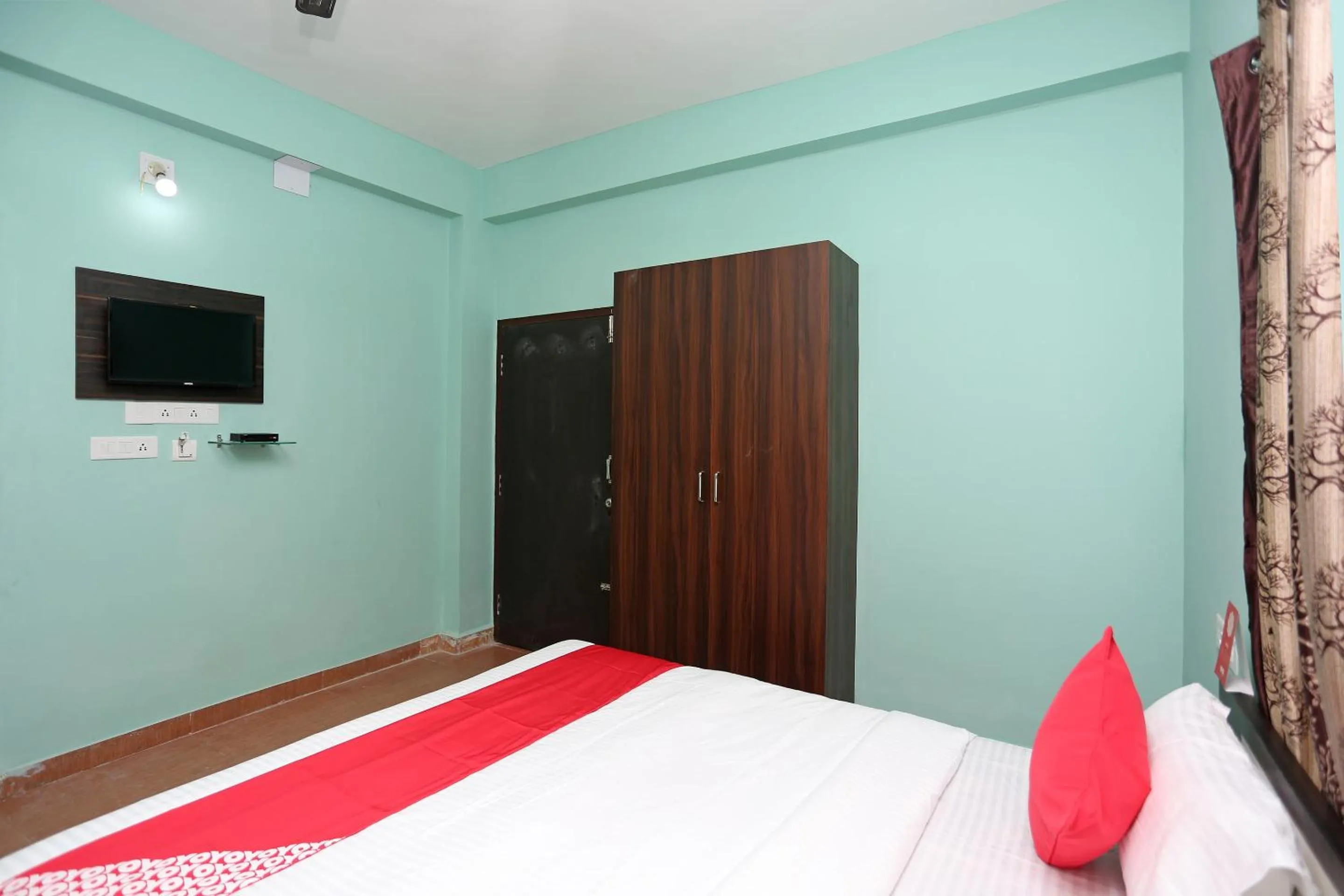 Bedroom, Bed in Super OYO 17276 The Maple Tree Hotels