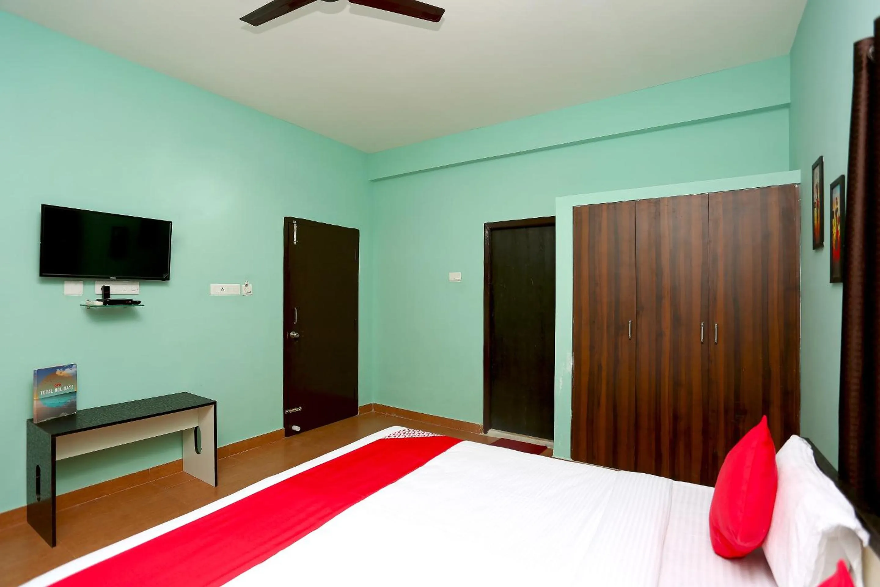 Bedroom, Bed in Super OYO 17276 The Maple Tree Hotels