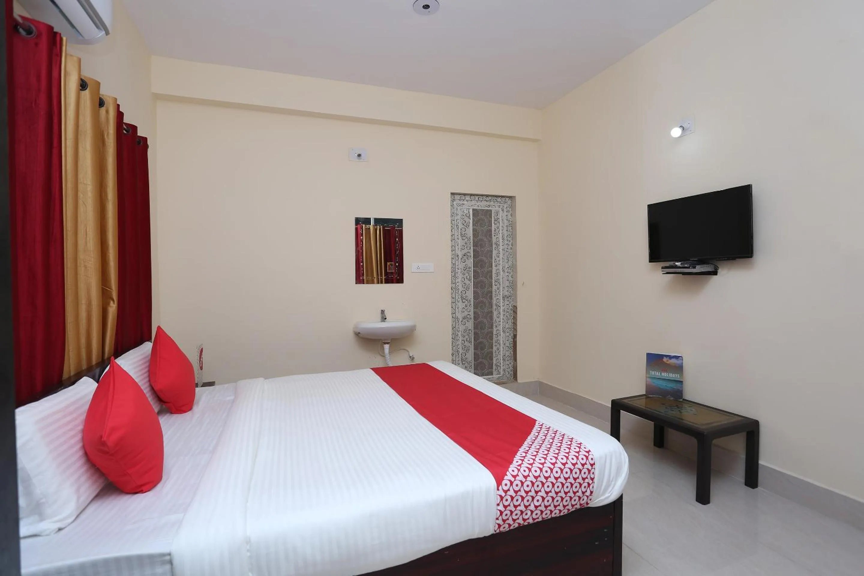 Facade/entrance, Bed in Hotel O Moonlight