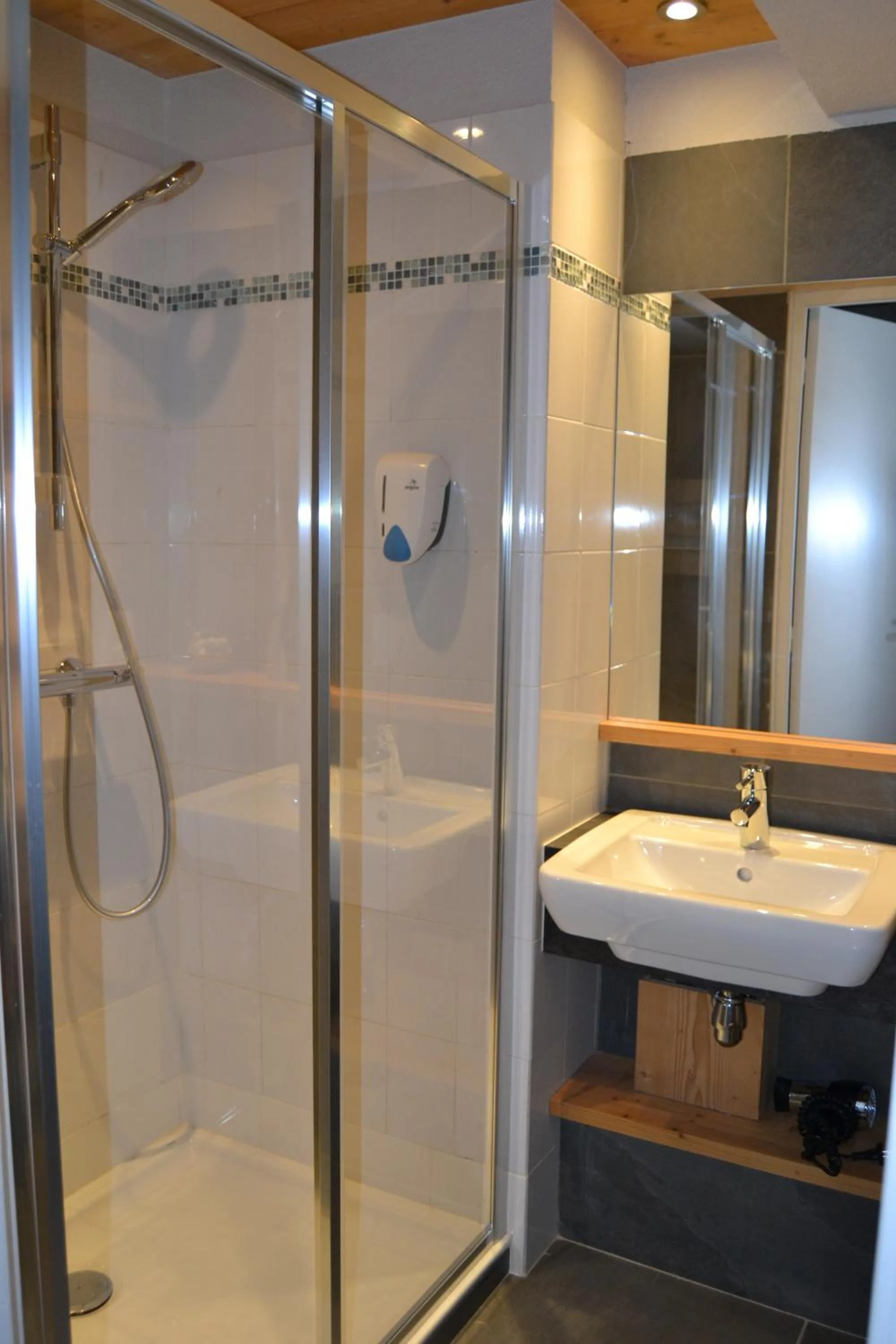 Bathroom in L'Hermine Blanche