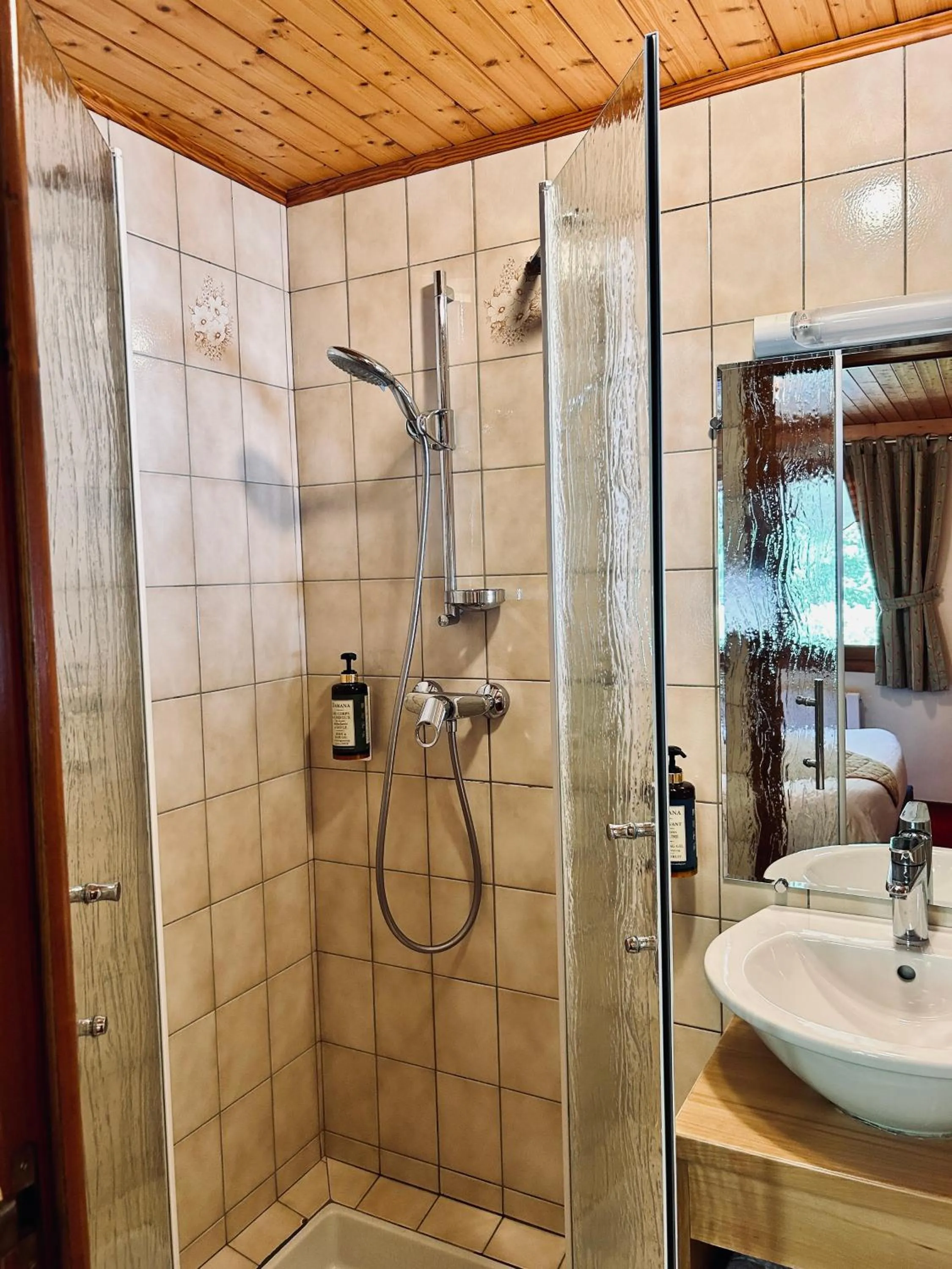 Shower in Hameau des Prodains - Hôtel