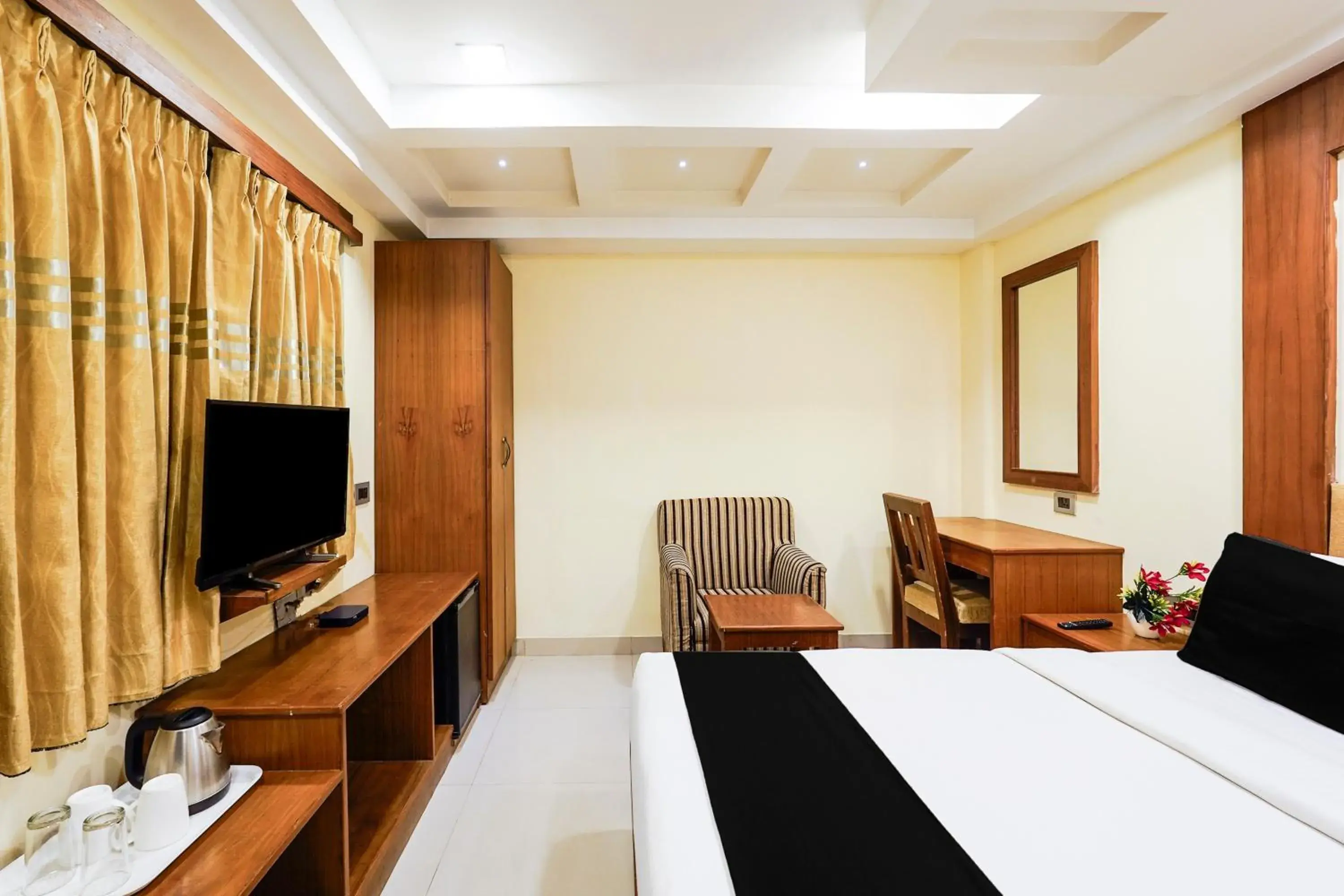 Bedroom, Bed in Super Townhouse Oak Alandur Near Chennai Airport Formerly Vijay Park Bedroom, Bed in Super Townhouse Oak Alandur Near Chennai Airport Formerly Vijay Park