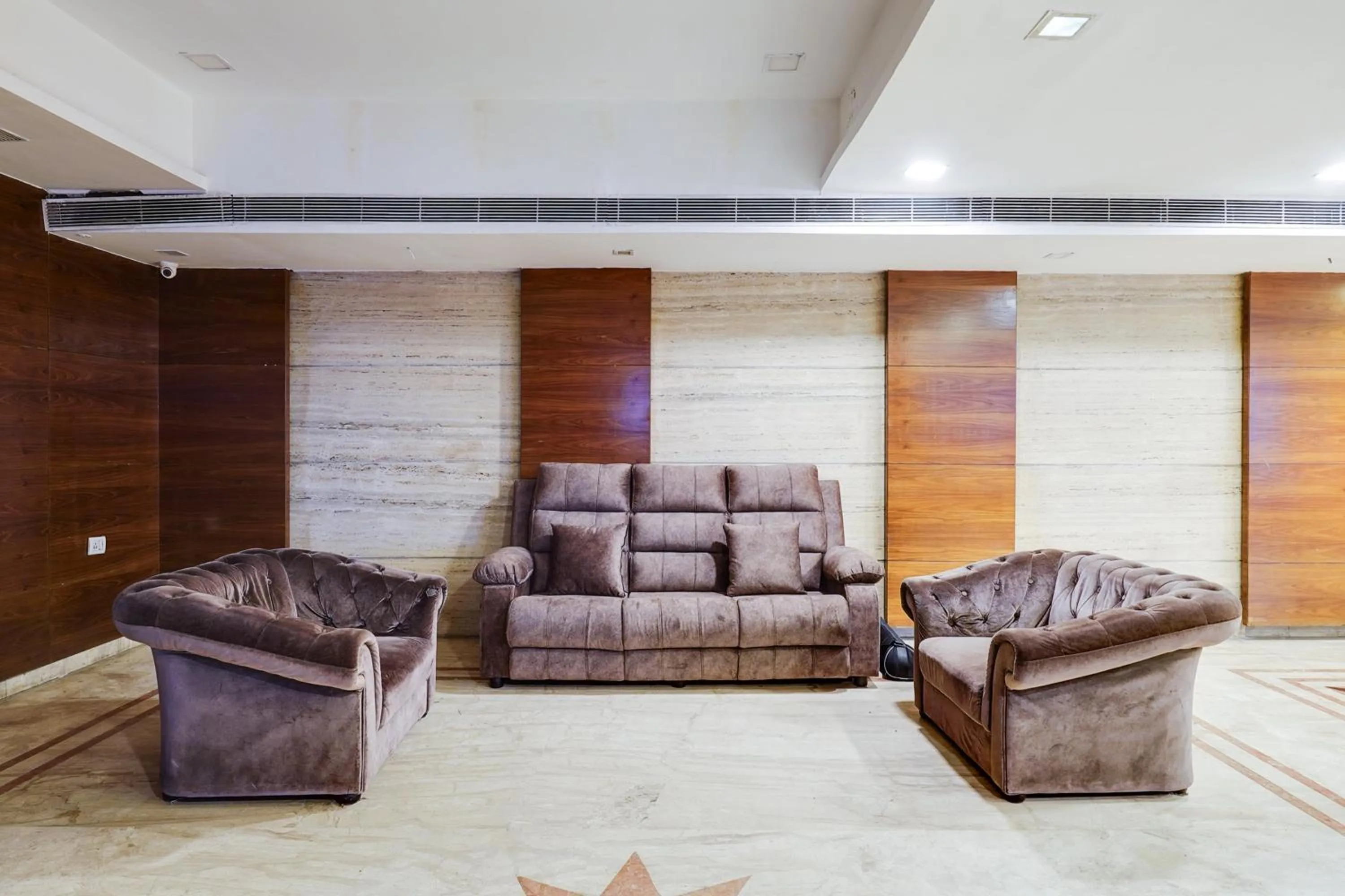 Lobby or reception in Super Townhouse Oak Alandur Near Chennai Airport Formerly Vijay Park