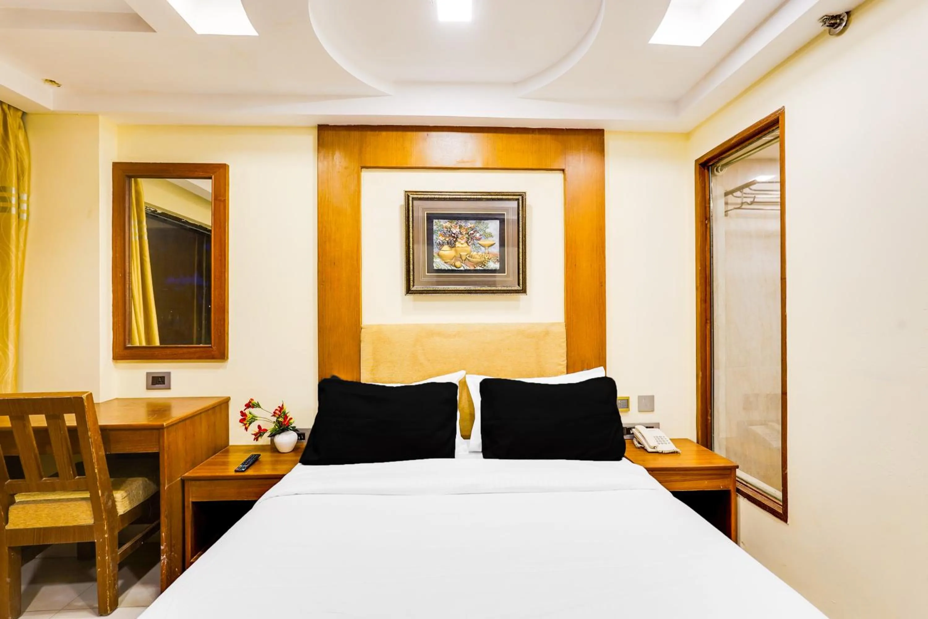 Bedroom, Bed in Super Townhouse Oak Alandur Near Chennai Airport Formerly Vijay Park