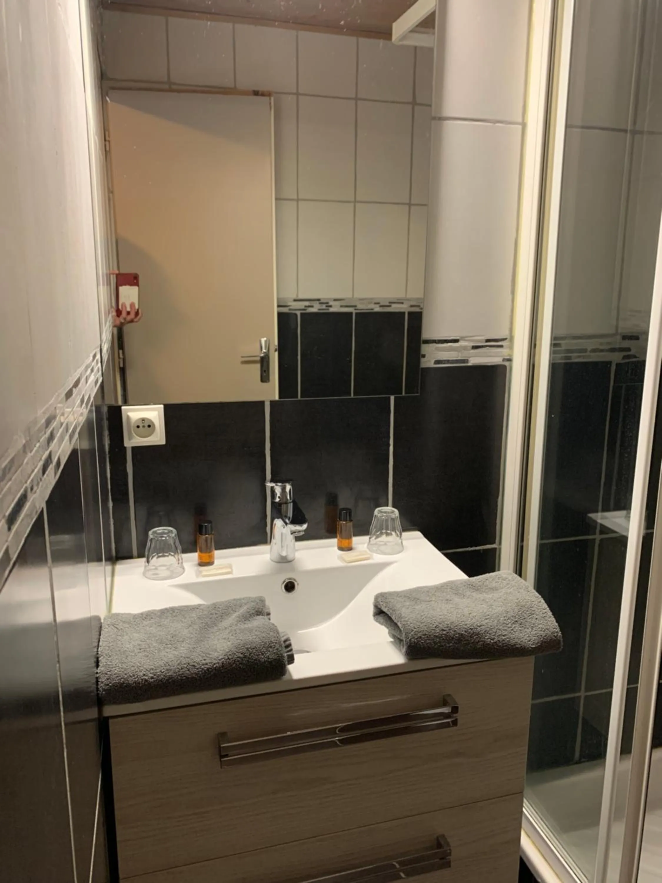 Shower in Hotel Le Concorde