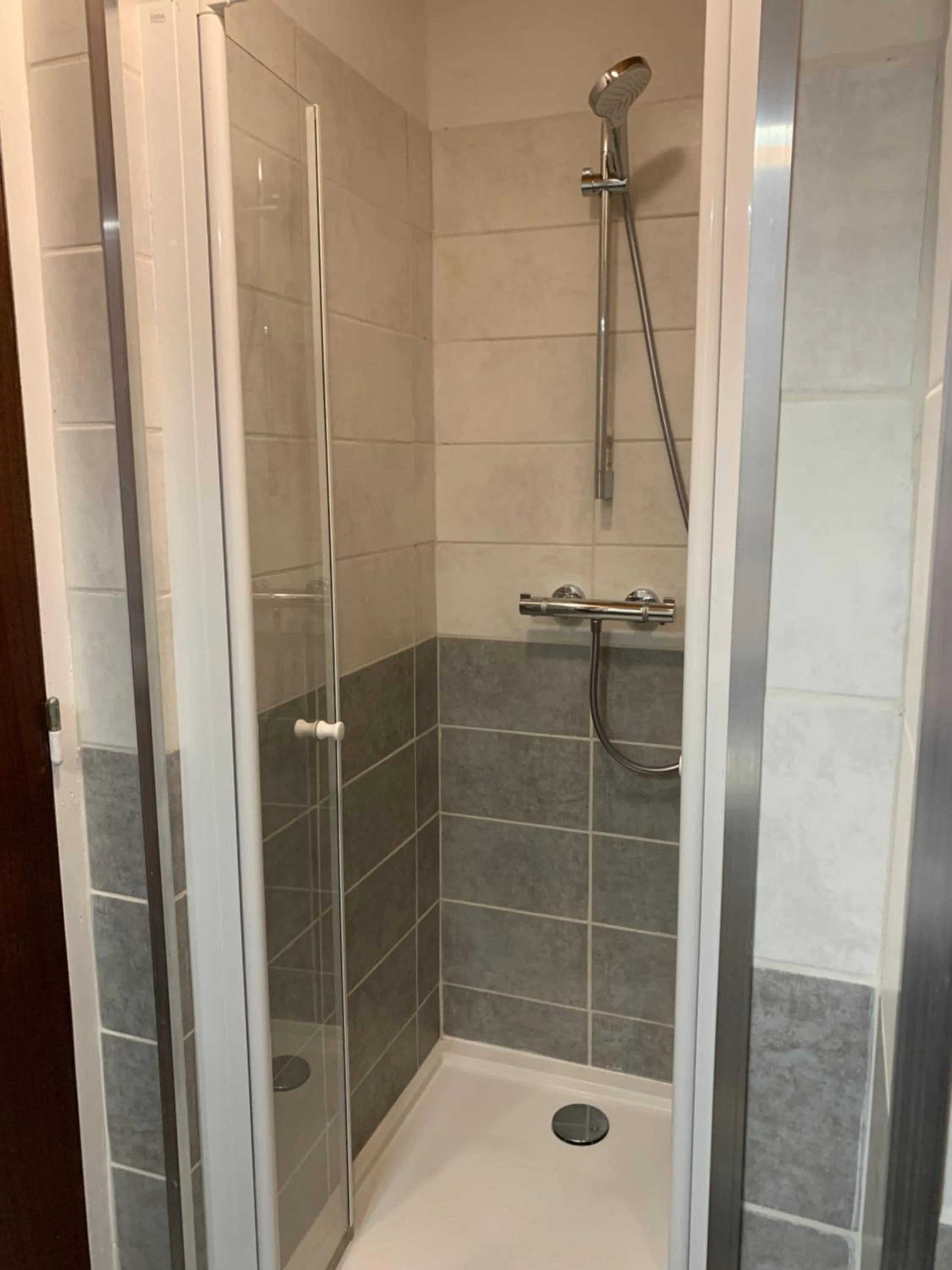 Shower in Hotel Le Concorde