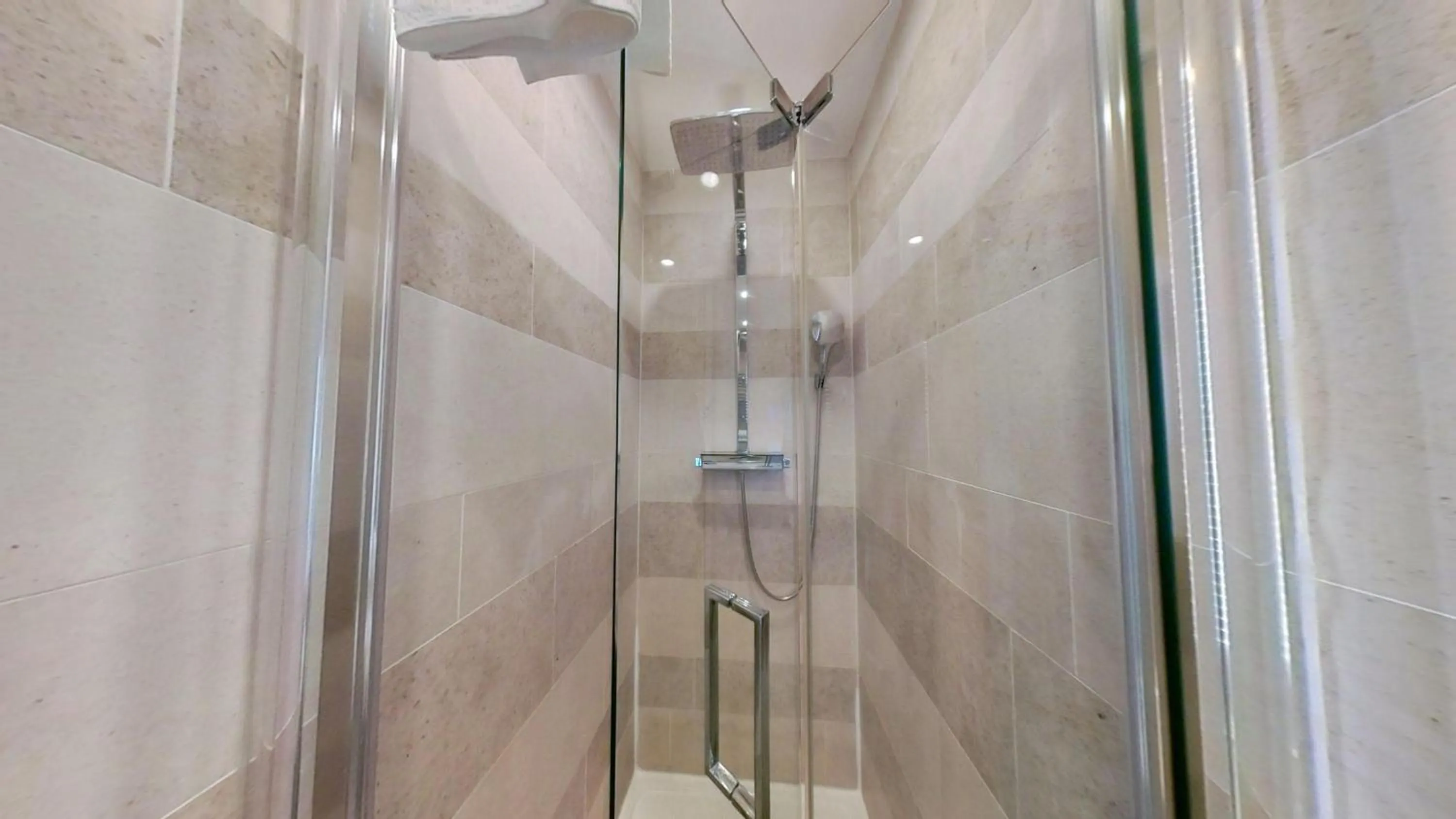 Shower in 39 Studios