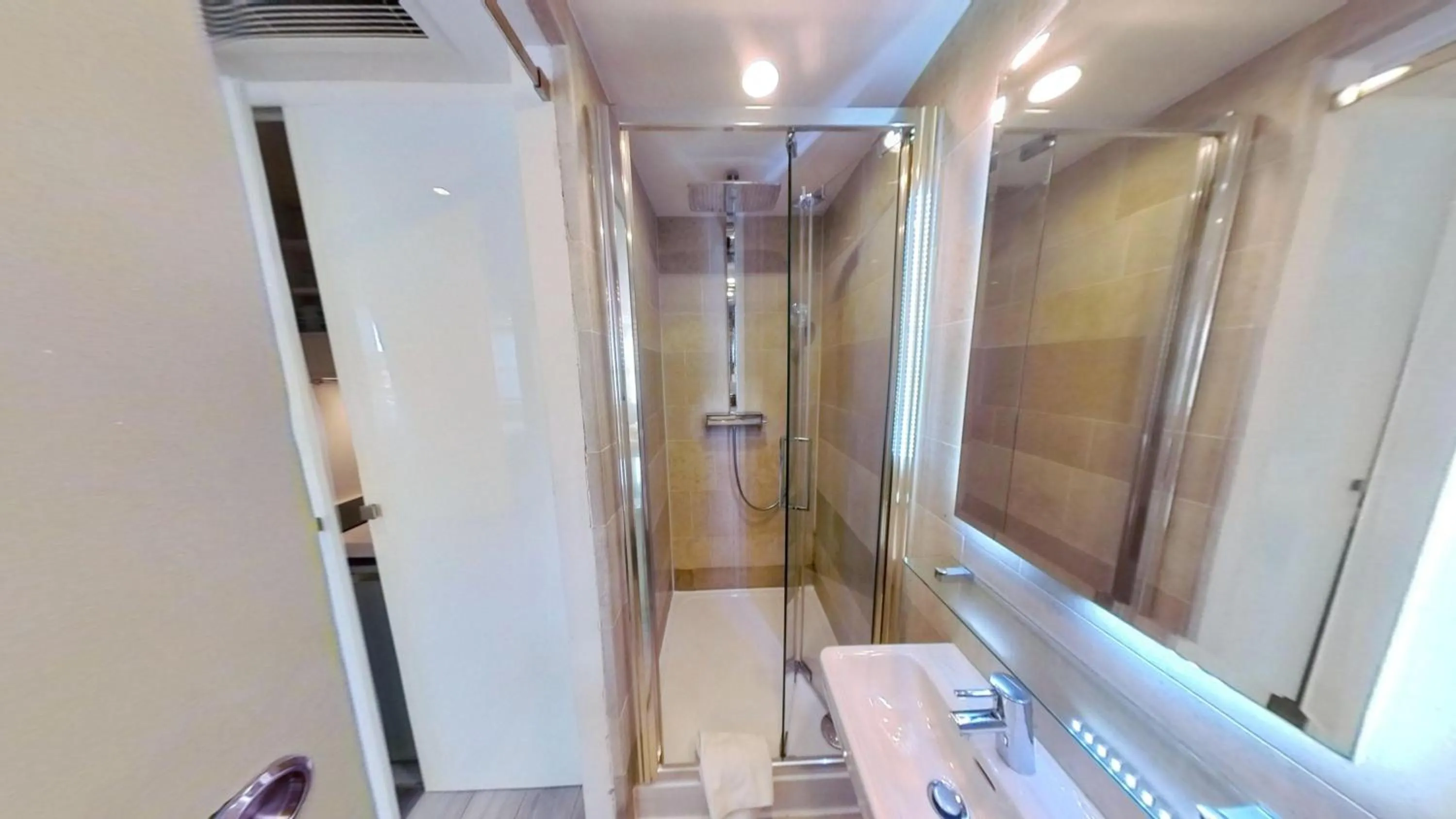 Shower in 39 Studios