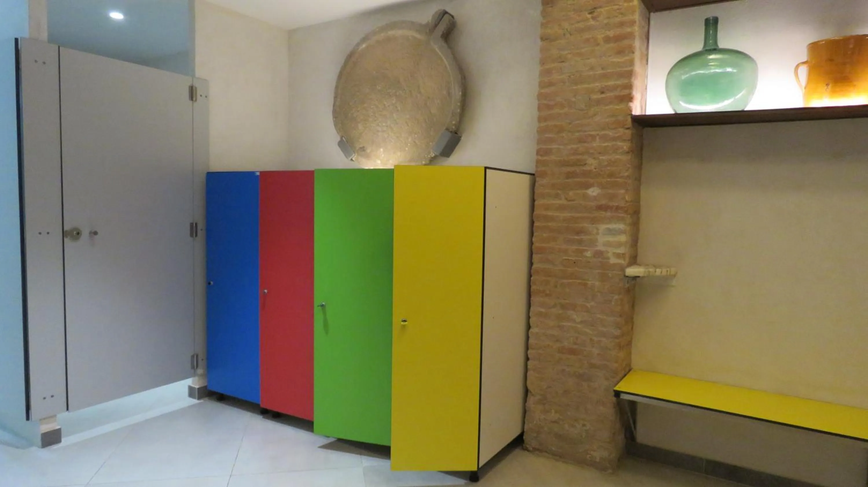 microwave in Stay Together Barcelona Apartments