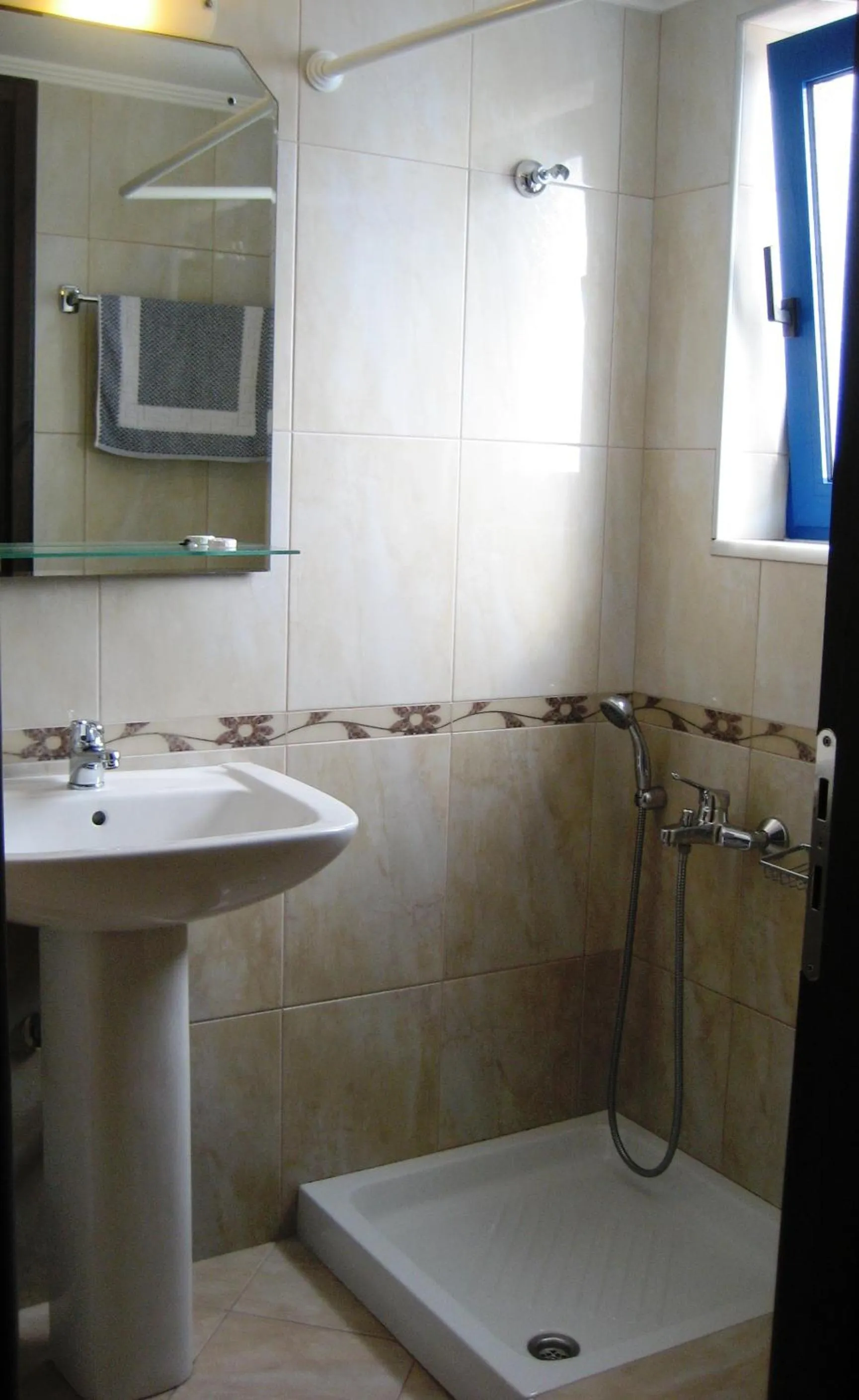 Bathroom in Yiorgos Studios