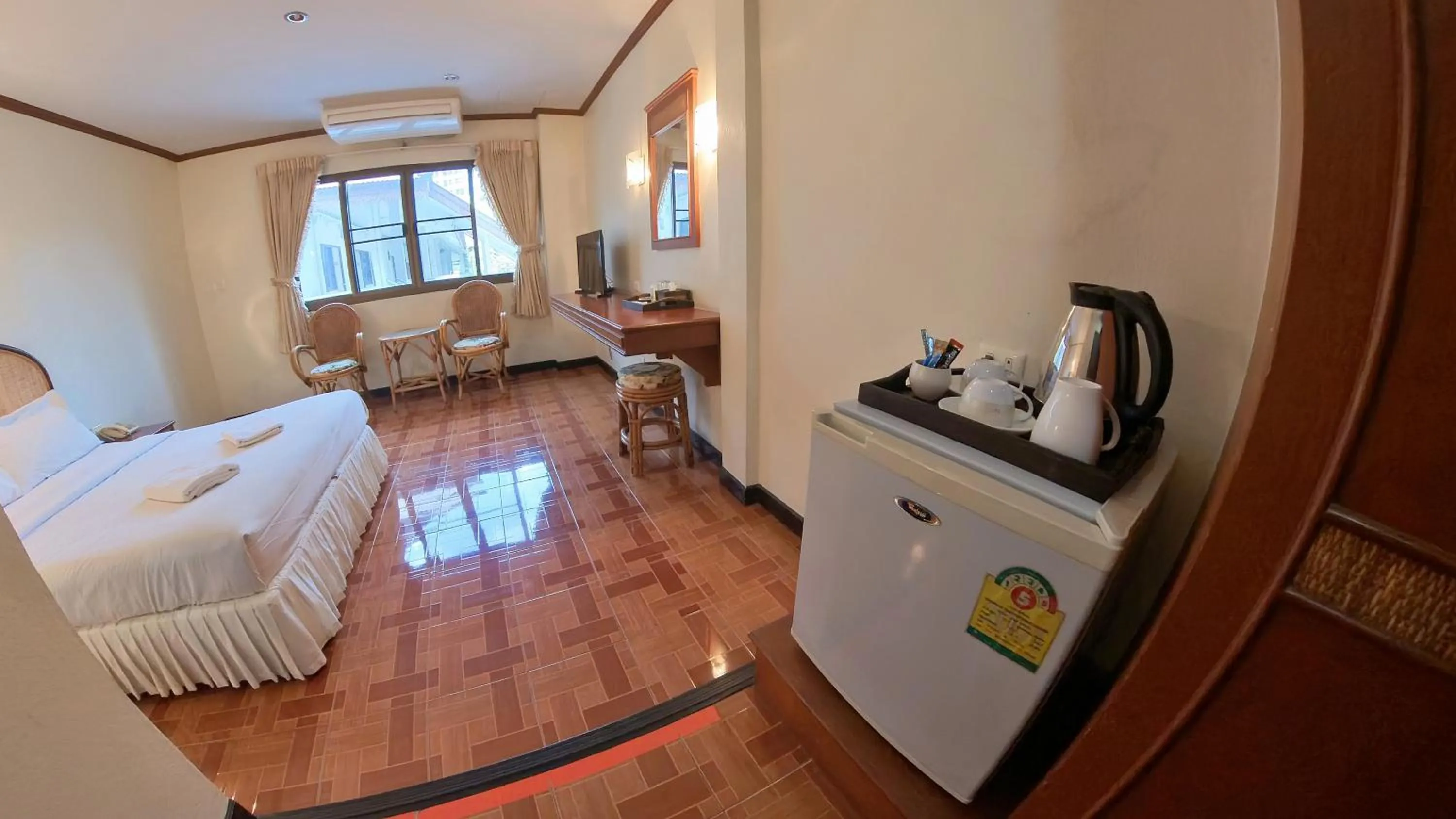 Bedroom, Bed in Roongruang Hotel