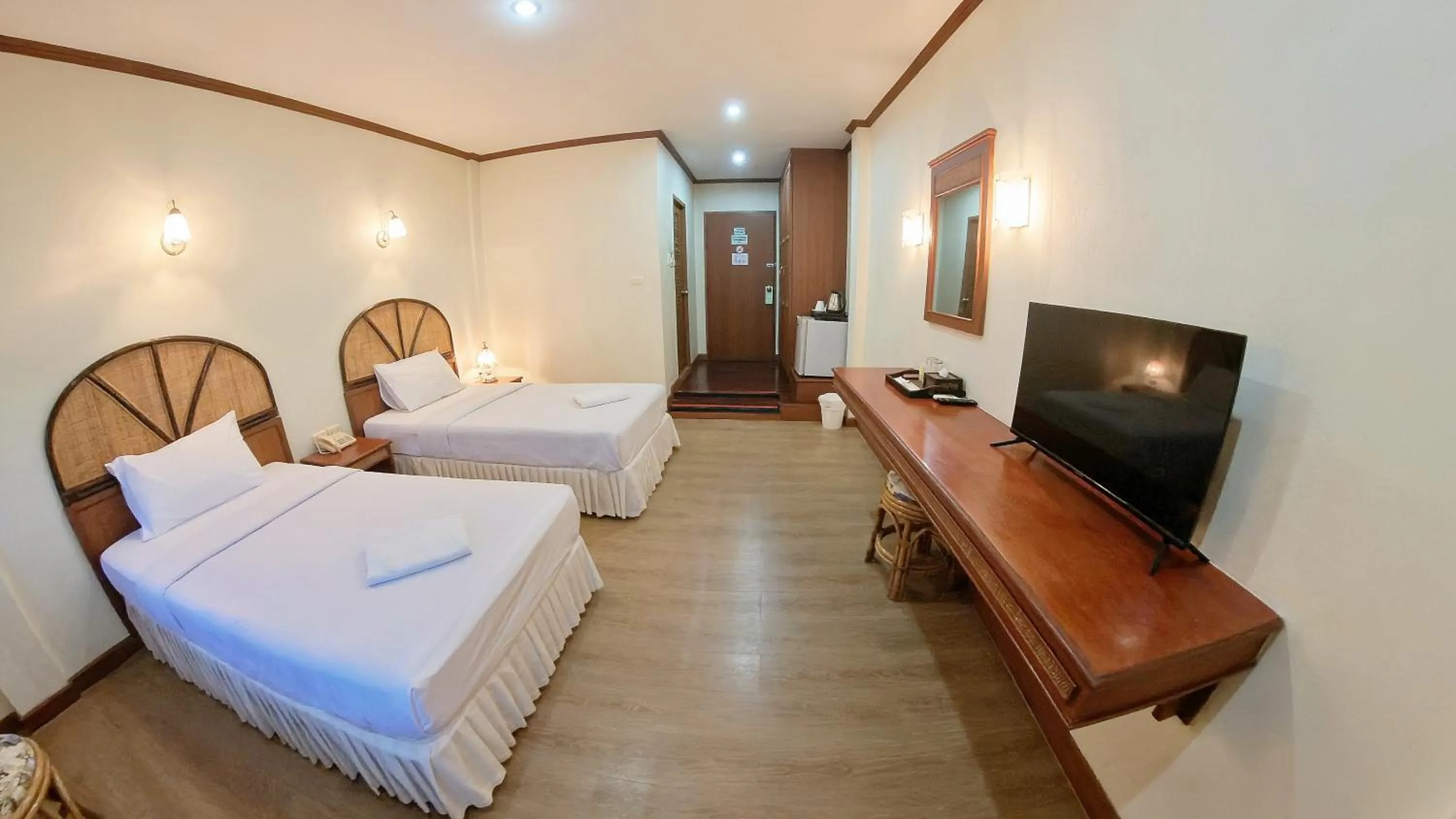 Bedroom, Bed in Roongruang Hotel