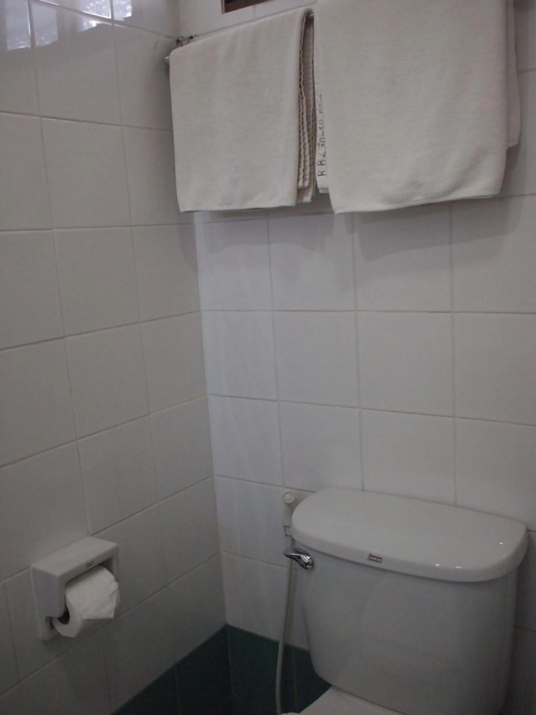Toilet in Roongruang Hotel